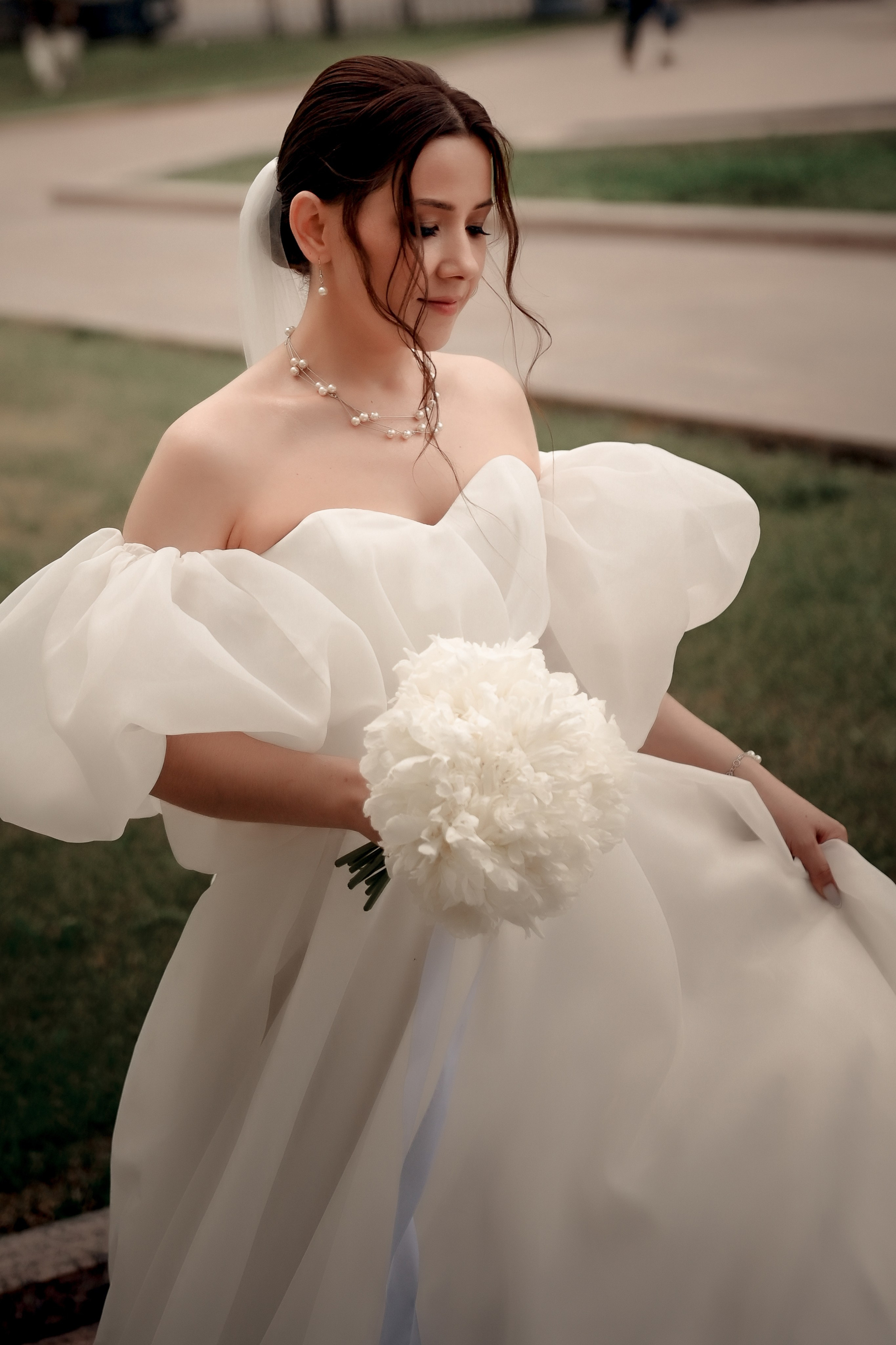 Небольшая свадебная серия в музее и прогулкой под дождем Эльмиры и Ризата. Свадебный, семейный, детский, контент фотограф в Омске Максим Ильин