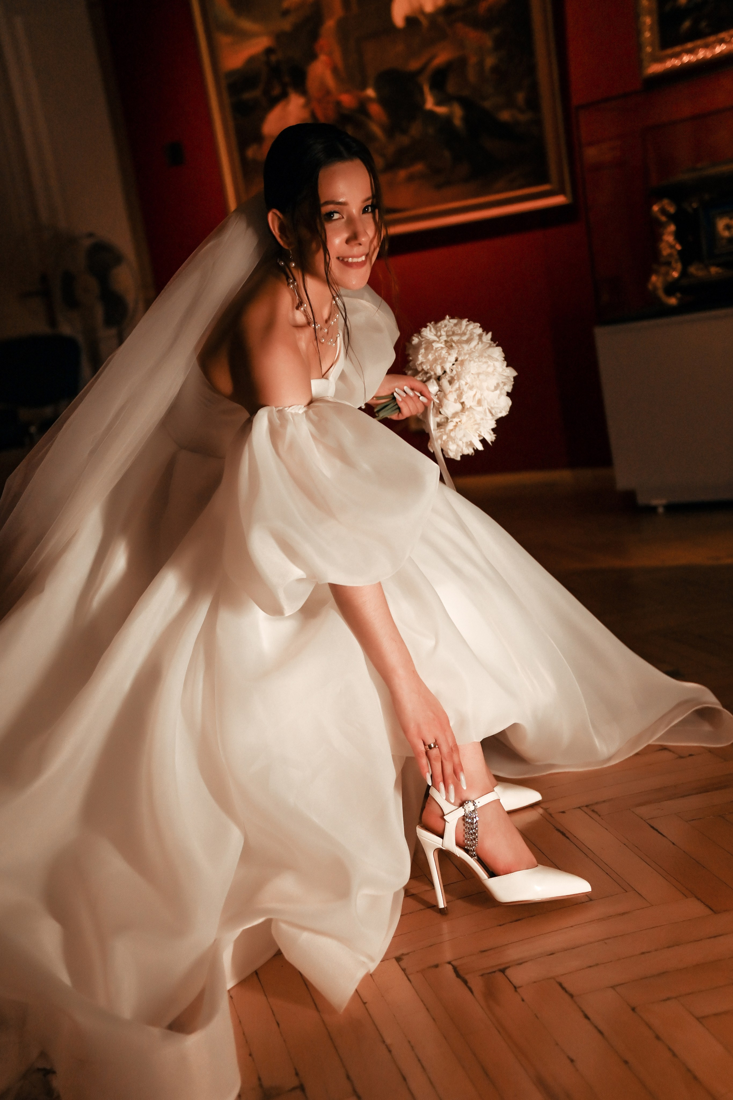 Небольшая свадебная серия в музее и прогулкой под дождем Эльмиры и Ризата. Свадебный, семейный, детский, контент фотограф в Омске Максим Ильин