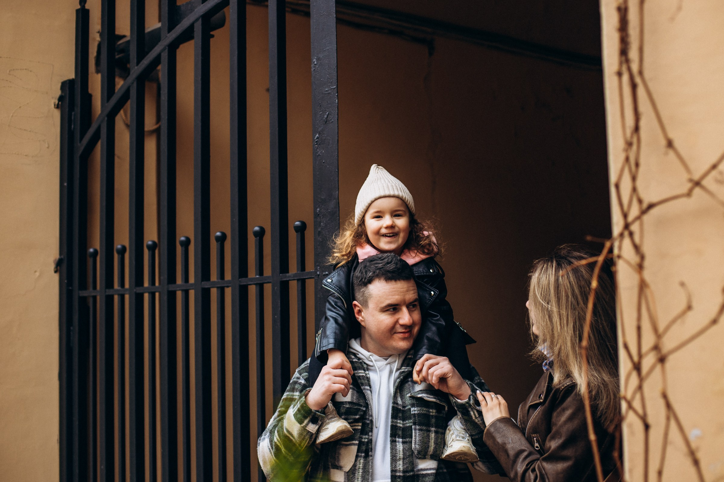 Юлия с семьей в апреле. Фотопрогулка в Петербурге. Индивидуальный и семейный фотограф в Санкт-Петербурге