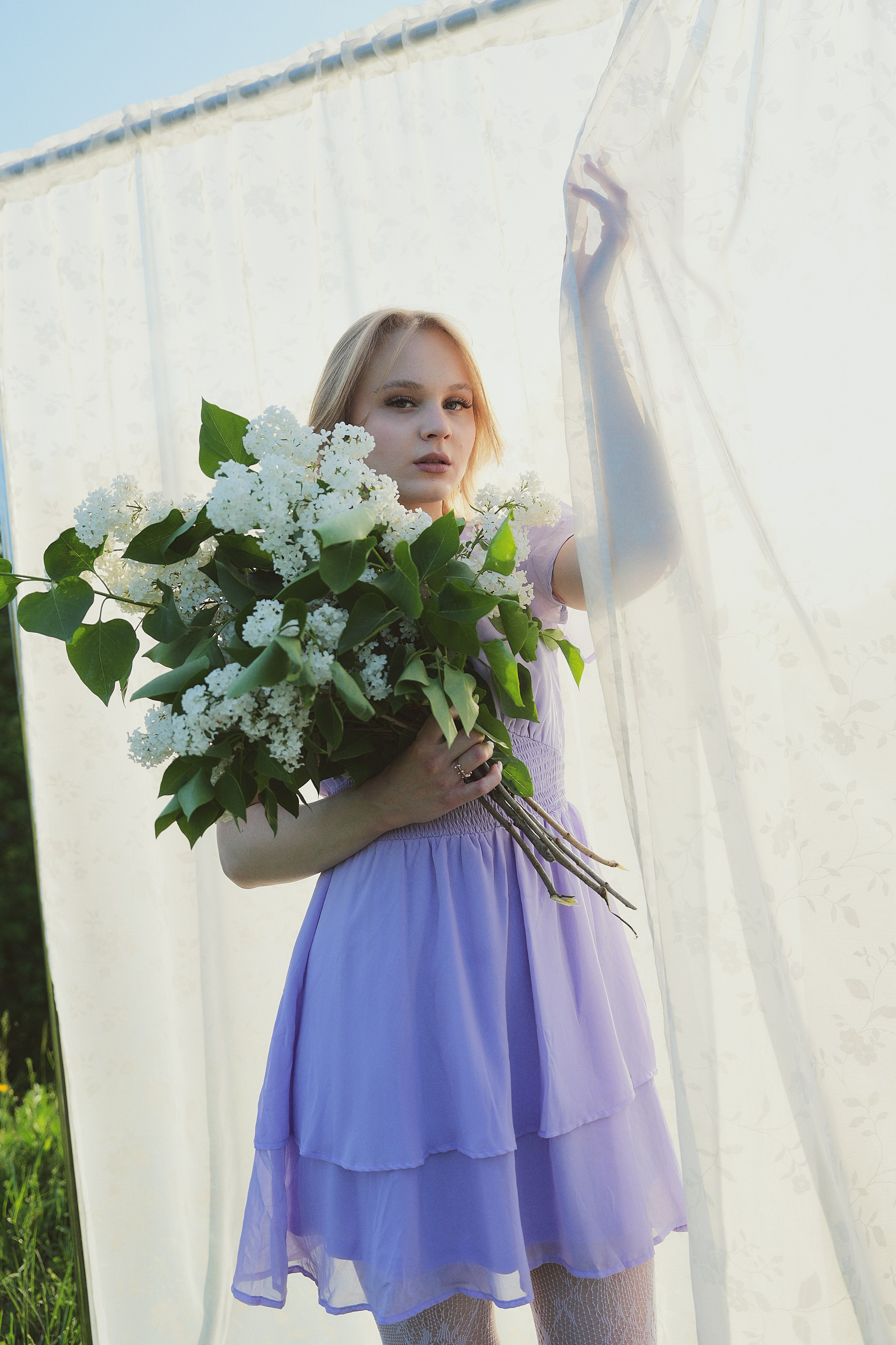 Съемка Кати в контровом свете с белой сиренью. Фотограф Светлана Боровикова в Домодедове