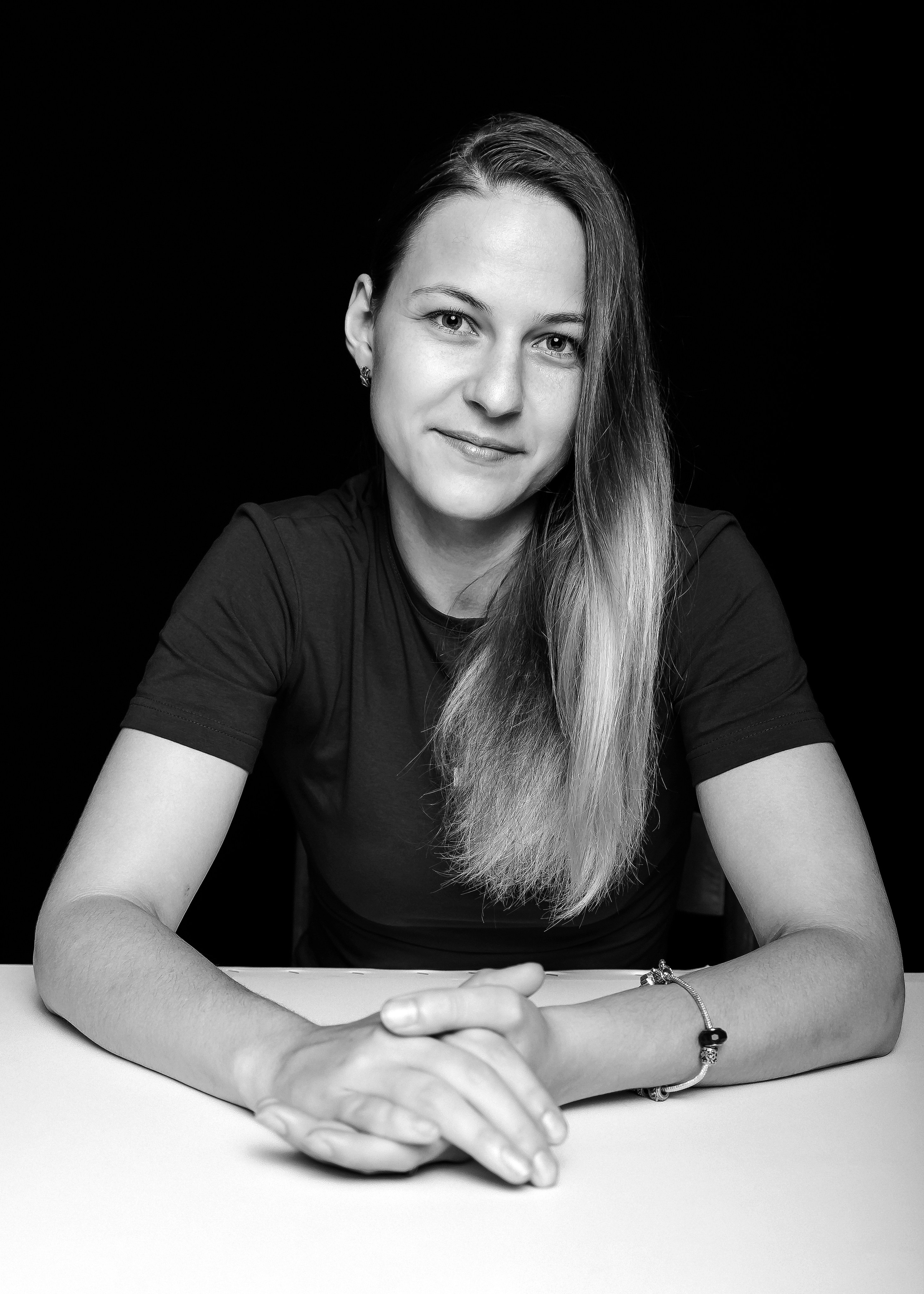 Индивидуальная фотосессия для девушки. Фотосессия дома. Психологический портрет - фотограф Полозов. Мск. 