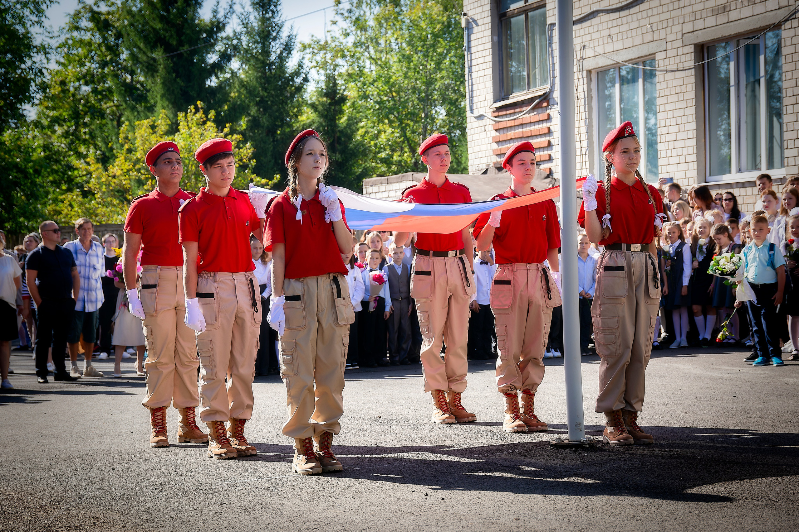 1 Сентября. Школа № 135. Лев Постнов.Фотограф. Нижний Новгород