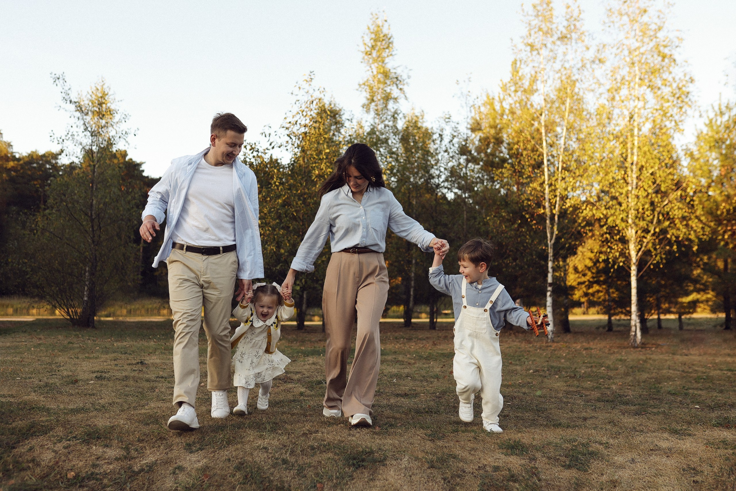 Олег, Анна, Саша и Вика в Мещерском парке. Настя Оленченко, портретный/семейный фотограф на цифру и плёнку Москва