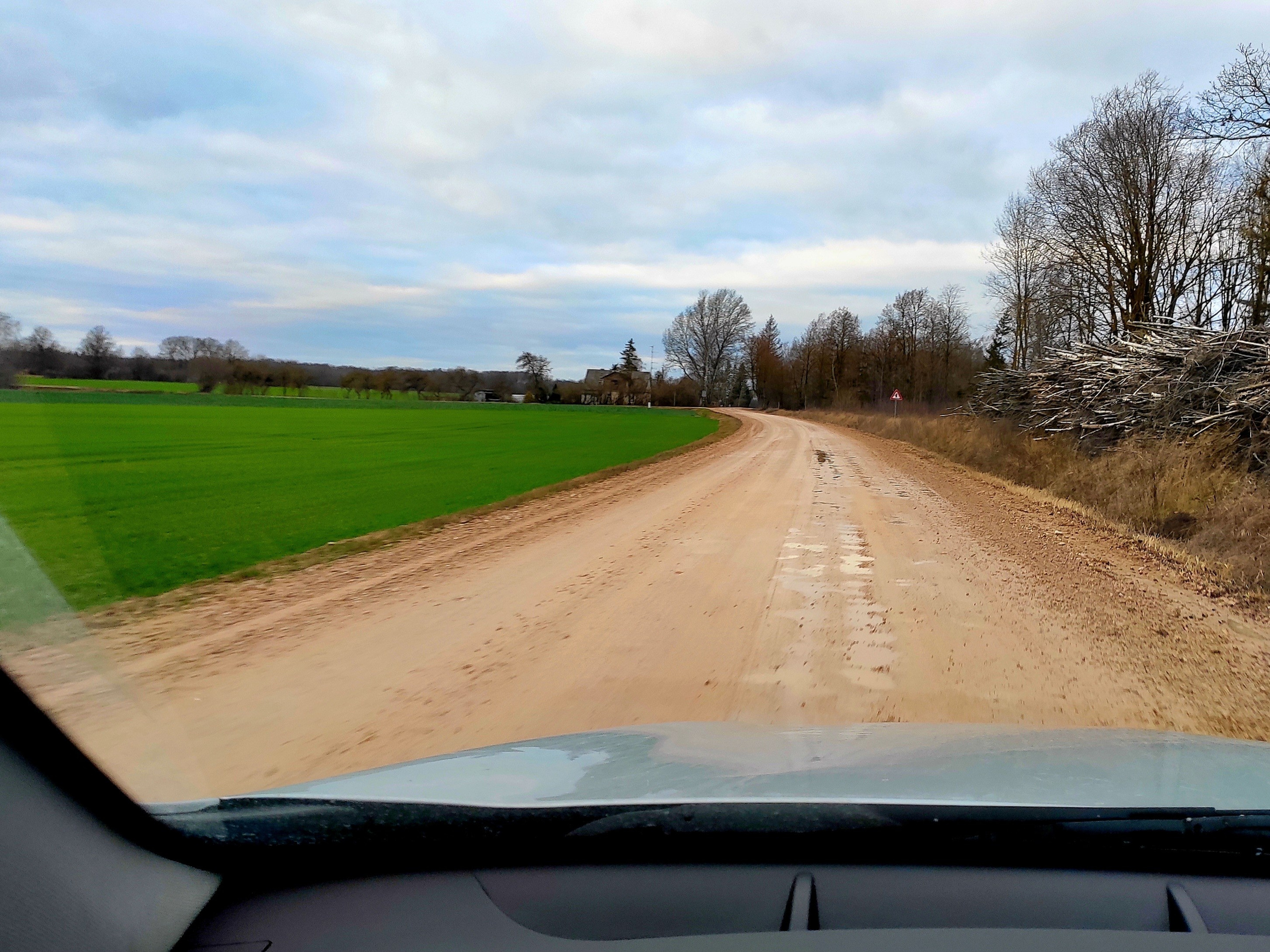 Дальше навигатор уверенно проложил кратчайшую дорогу к следующему дворцу - Митавскому - через поля. Дорога в принципе проезжая, но без покрытия. Экономии времени - никакой. А вот машина была заляпана грязью по самую крышу. Пришлось первым делом отправиться на мойку.