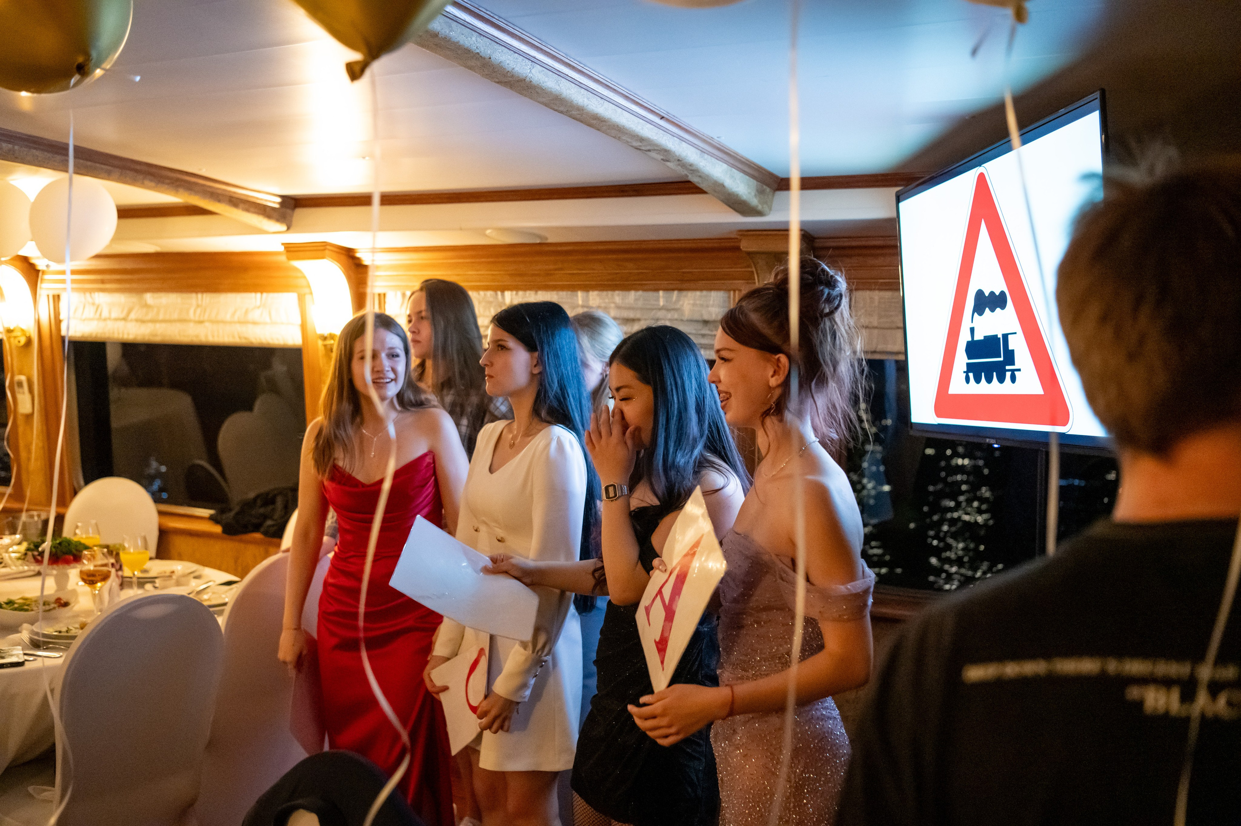 Выпускной вечер 11 класс на теплоходе. Детский и семейный фотограф г. Москва Оксана Катаджи