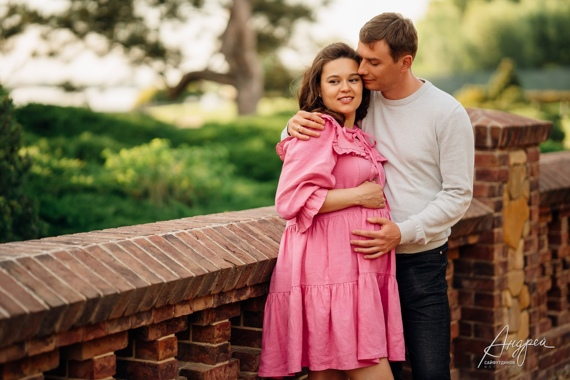 Парная фотосессия для беременных — будущие мама и папа в трогательных объятиях