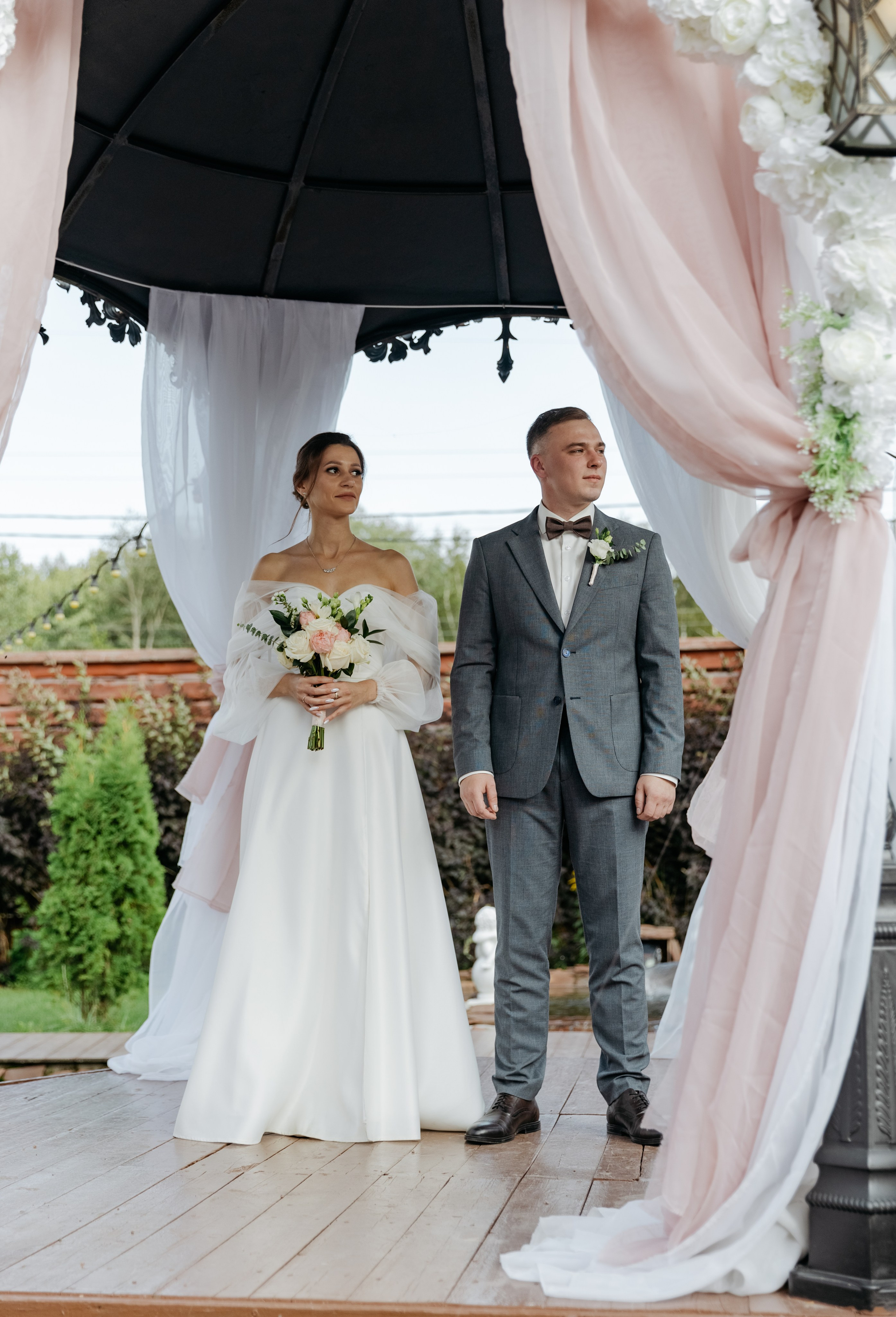 Волшебство уходит — Знаю. — И что мы будем делать? — Наслаждаться моментом. Свадебный фотограф в Санкт-Петербурге