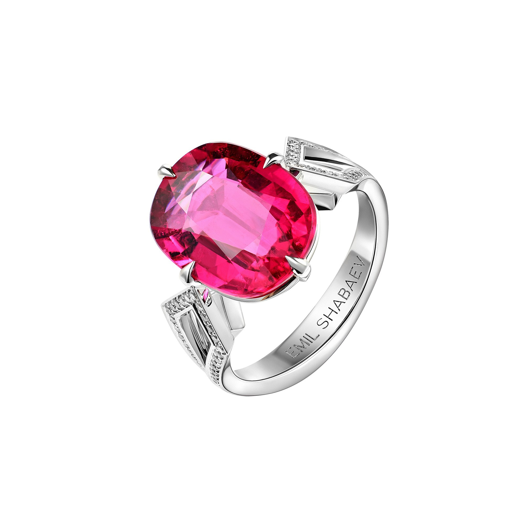 Каталожное фото ювелирного кольца с рубином на белом фоне 