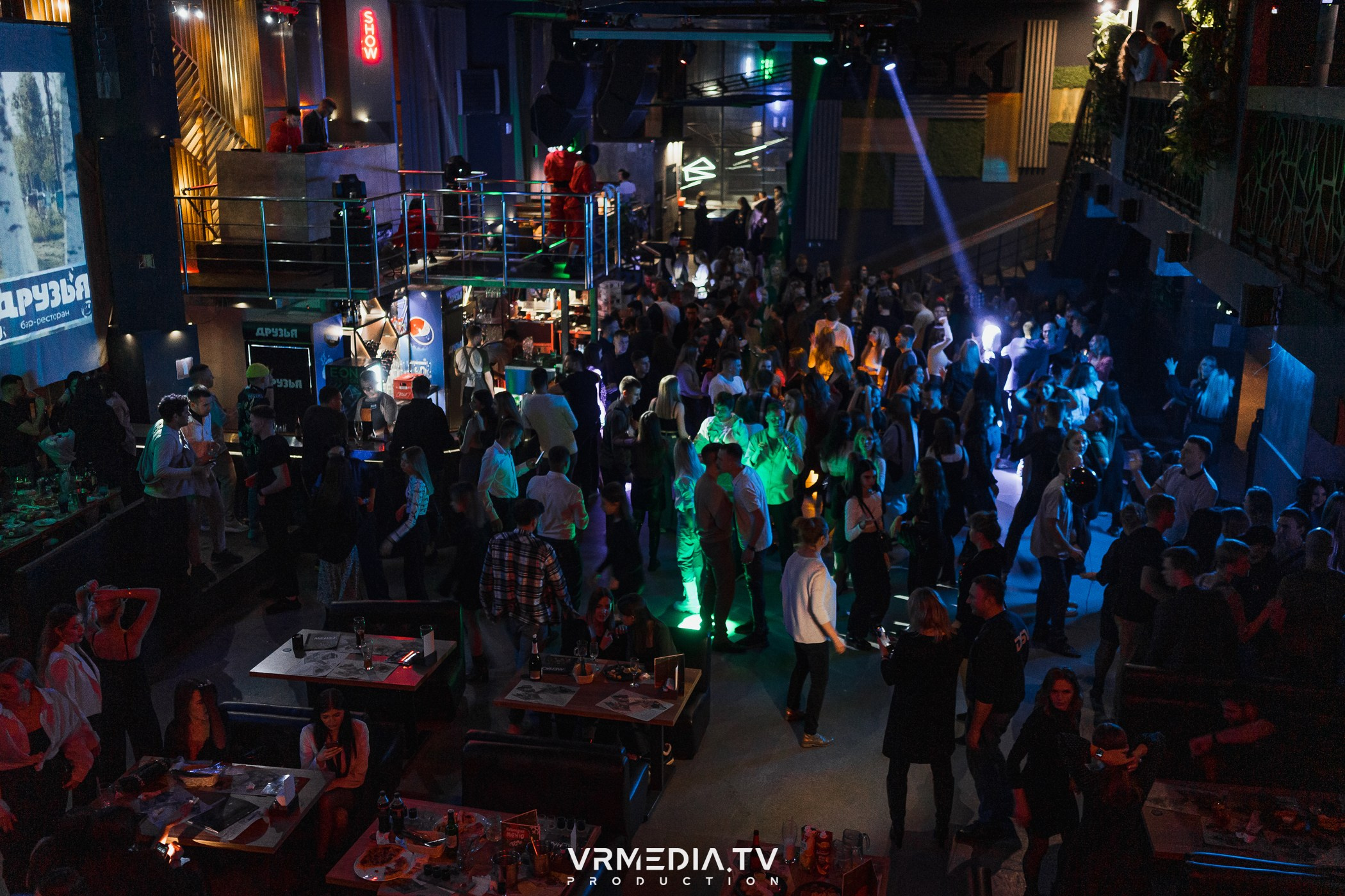 Бумажный дом в баре «Друзья»