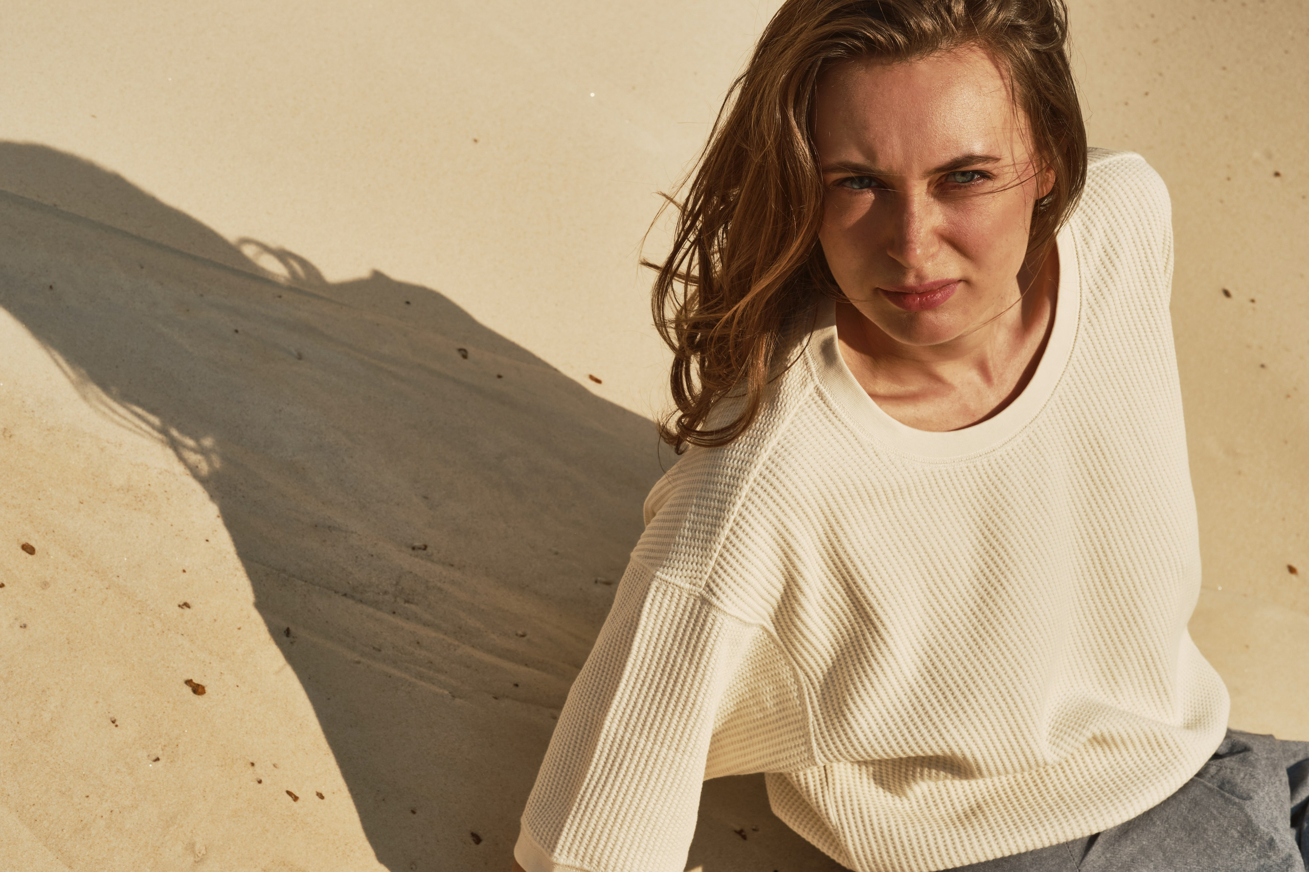 Светлана в пустыне (на пляже). Фотограф Максим Ерёмин