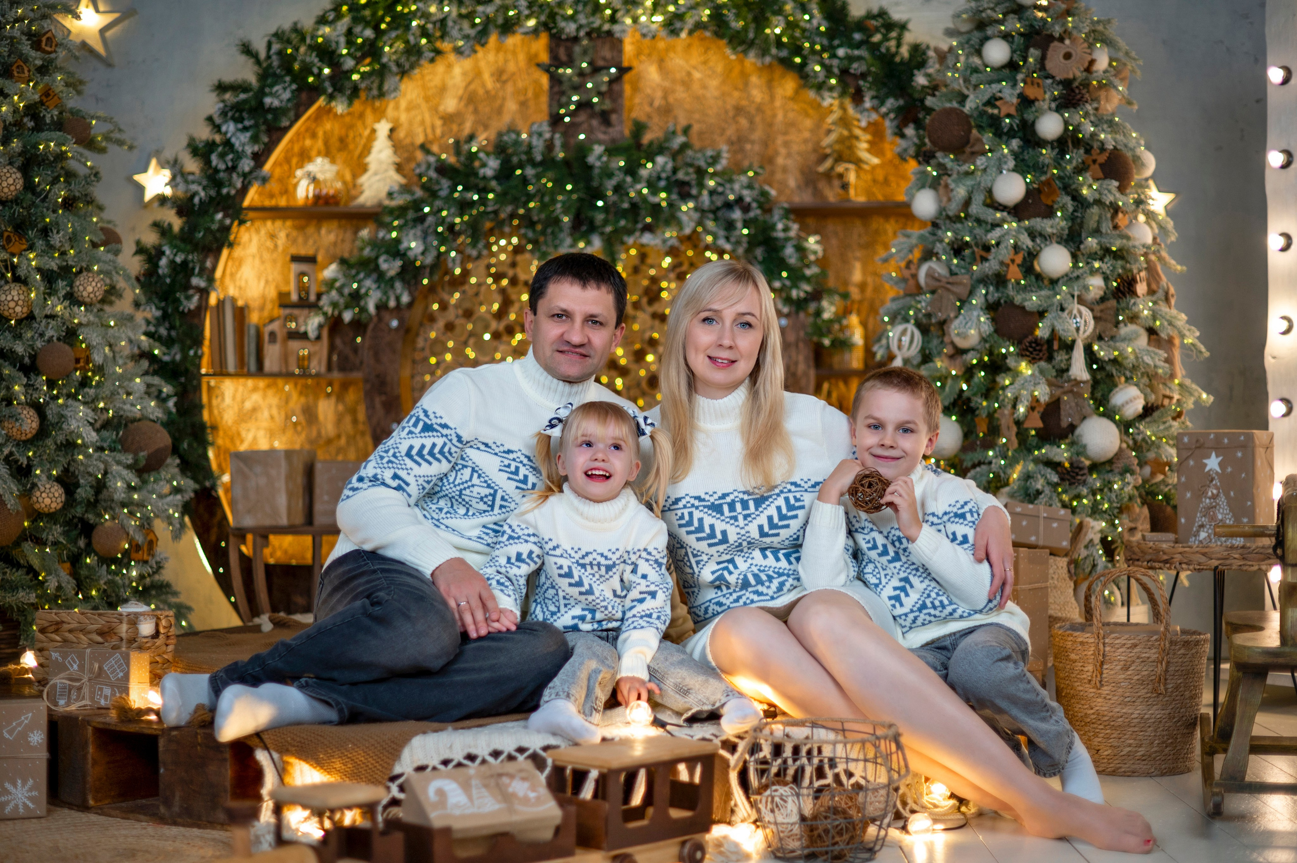 Семейная фотосессия студия Леонардо. Детский и семейный фотограф г. Москва Оксана Катаджи