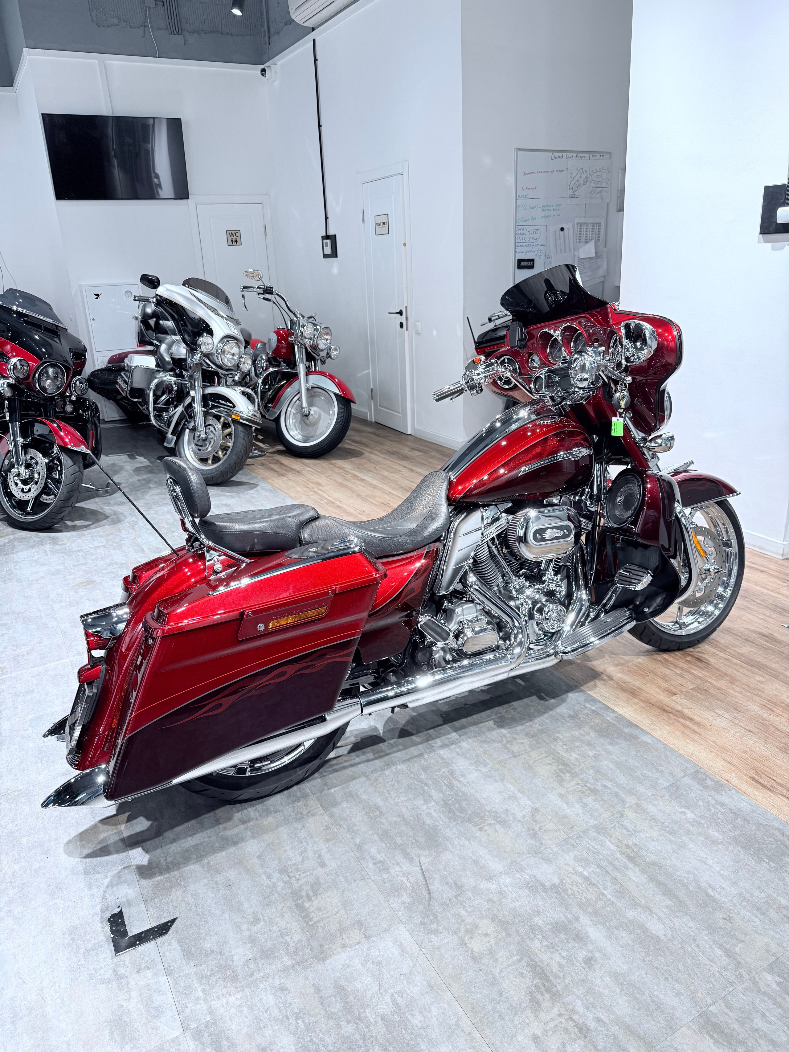 CVO Street Glide (Ruby Red). Hello Davidson, Москва. Только хорошие мотоциклы…