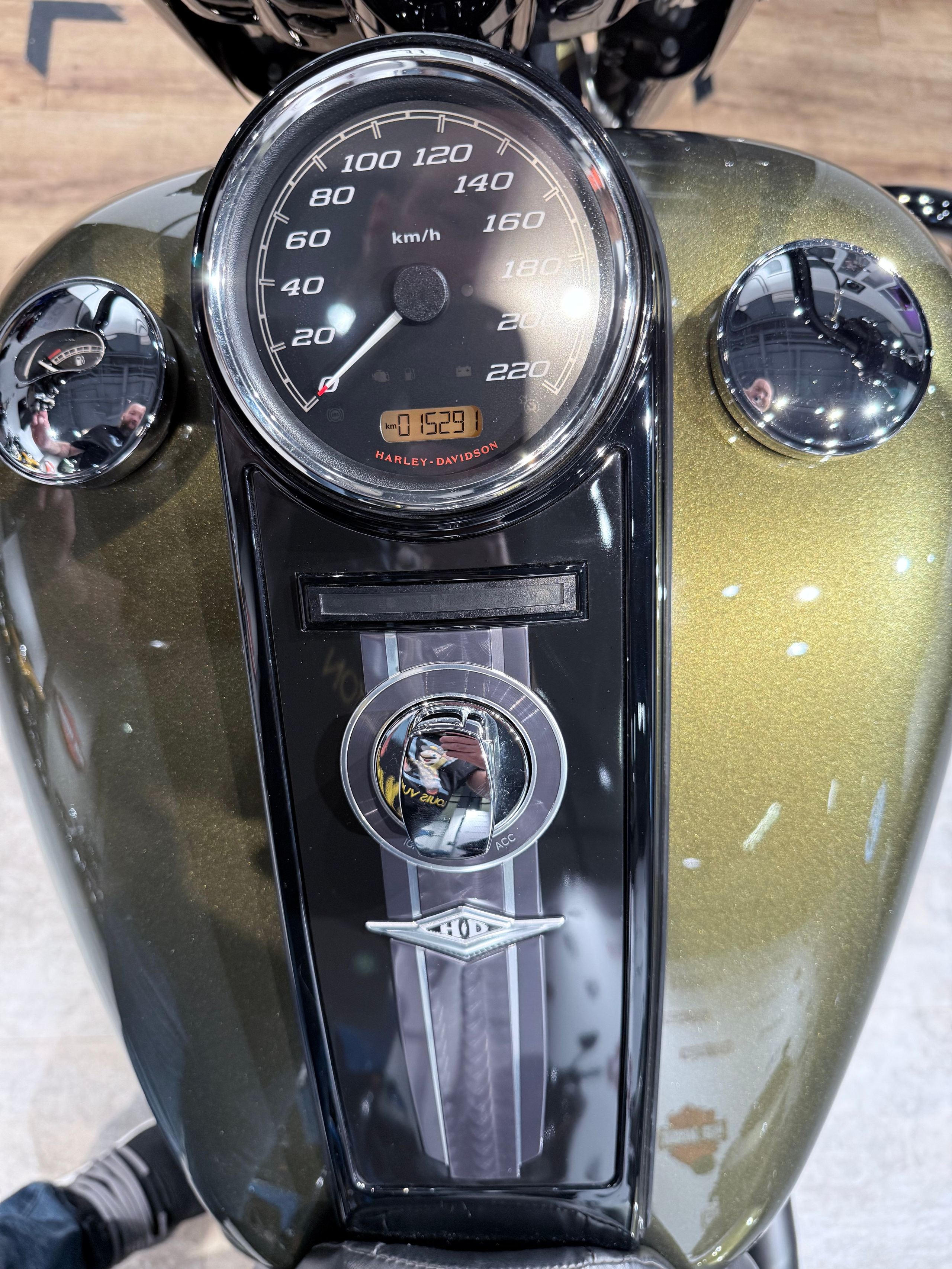 Купить Harley-Davidson 2017 Road King (Olive Gold) (Touring) — подробнее на сайте. Hello Davidson, Москва. Только хорошие мотоциклы…