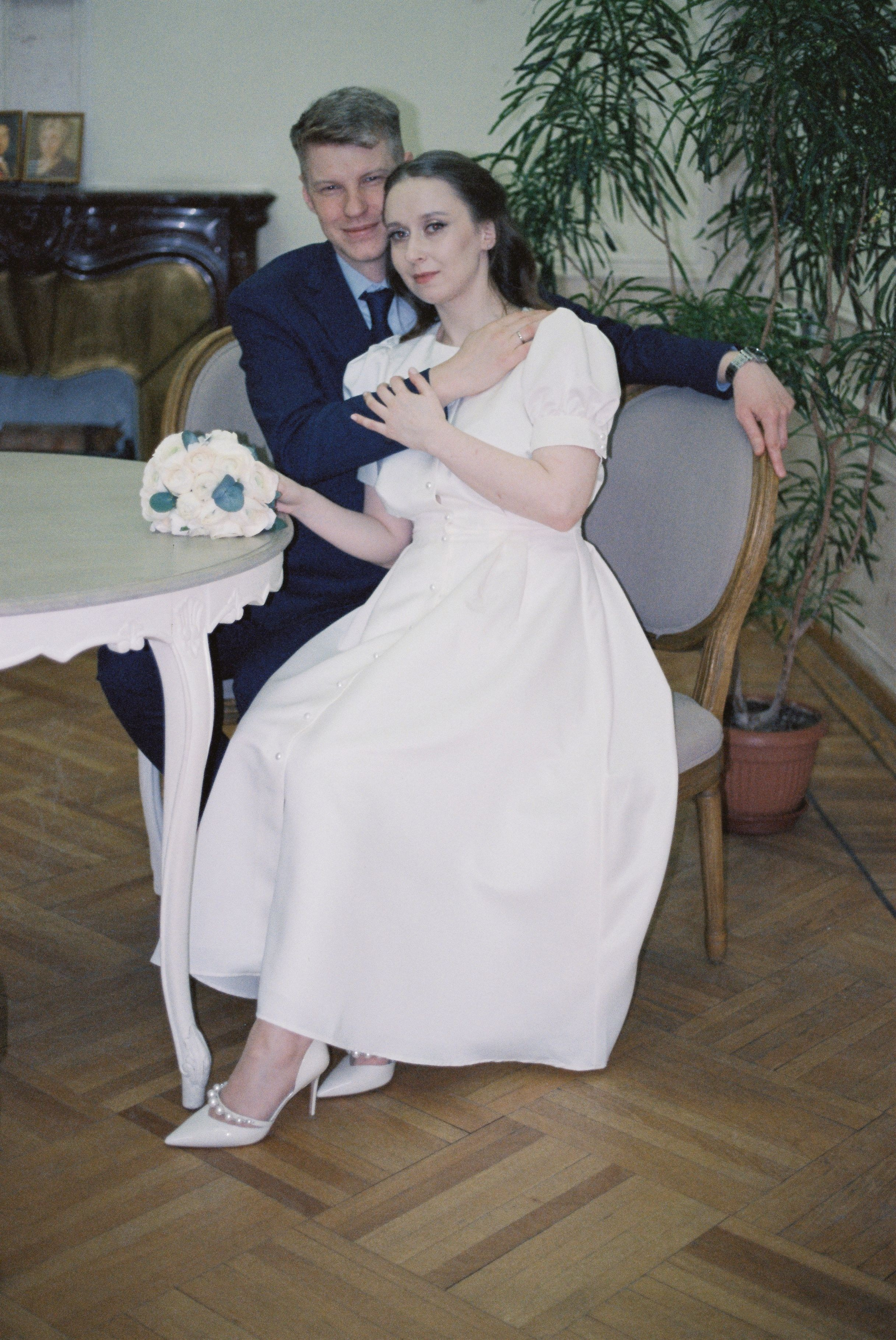 Искренние эмоции на свадьбе. Невеста смеется, держа букет цветов. Репортажная съемка на пленку. фотограф Москва. свадебный фотограф. пленка Fuji Pro 400H.