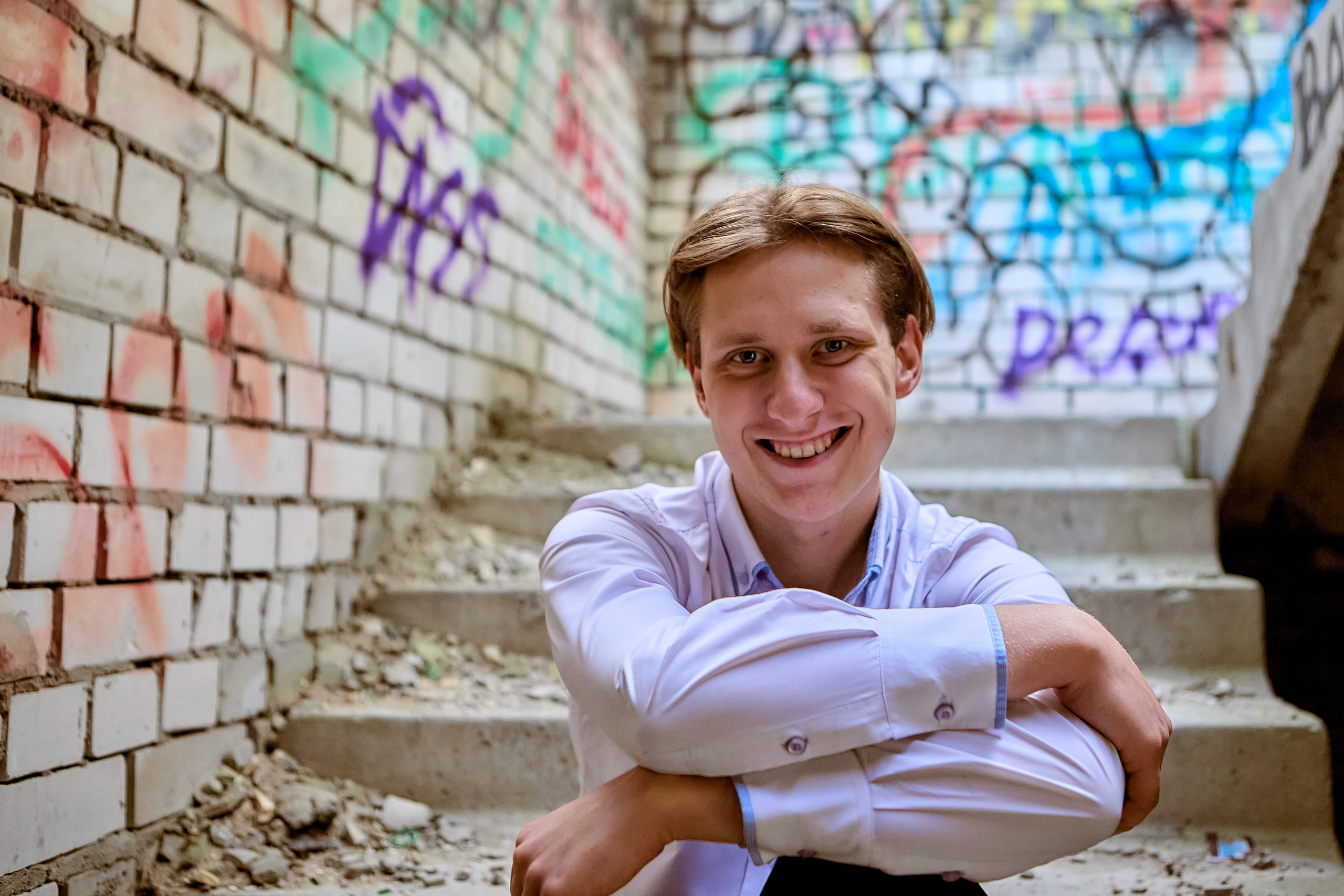 Мужской портрет в заброшенном здании