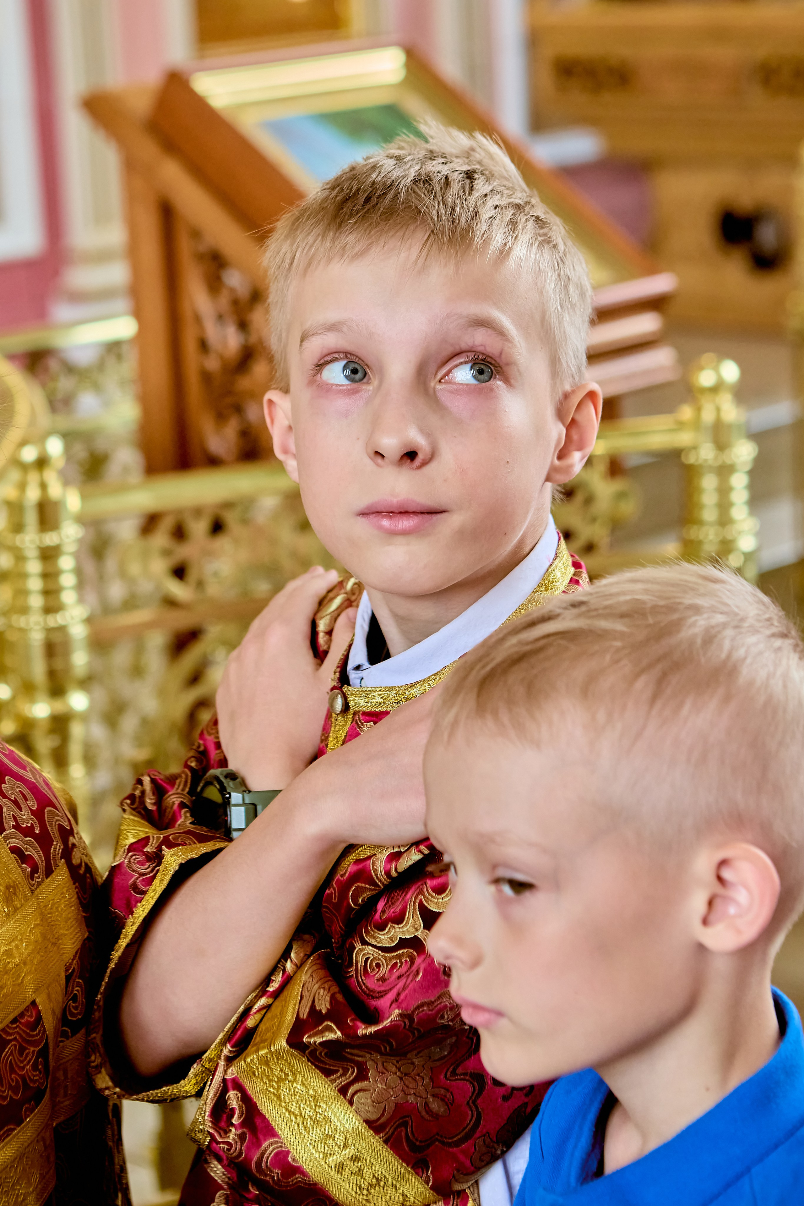 Трогательные детские лица на Божественной литургии в Международный день защиты детей, кадр Николая Голованова, г. Дзержинск.