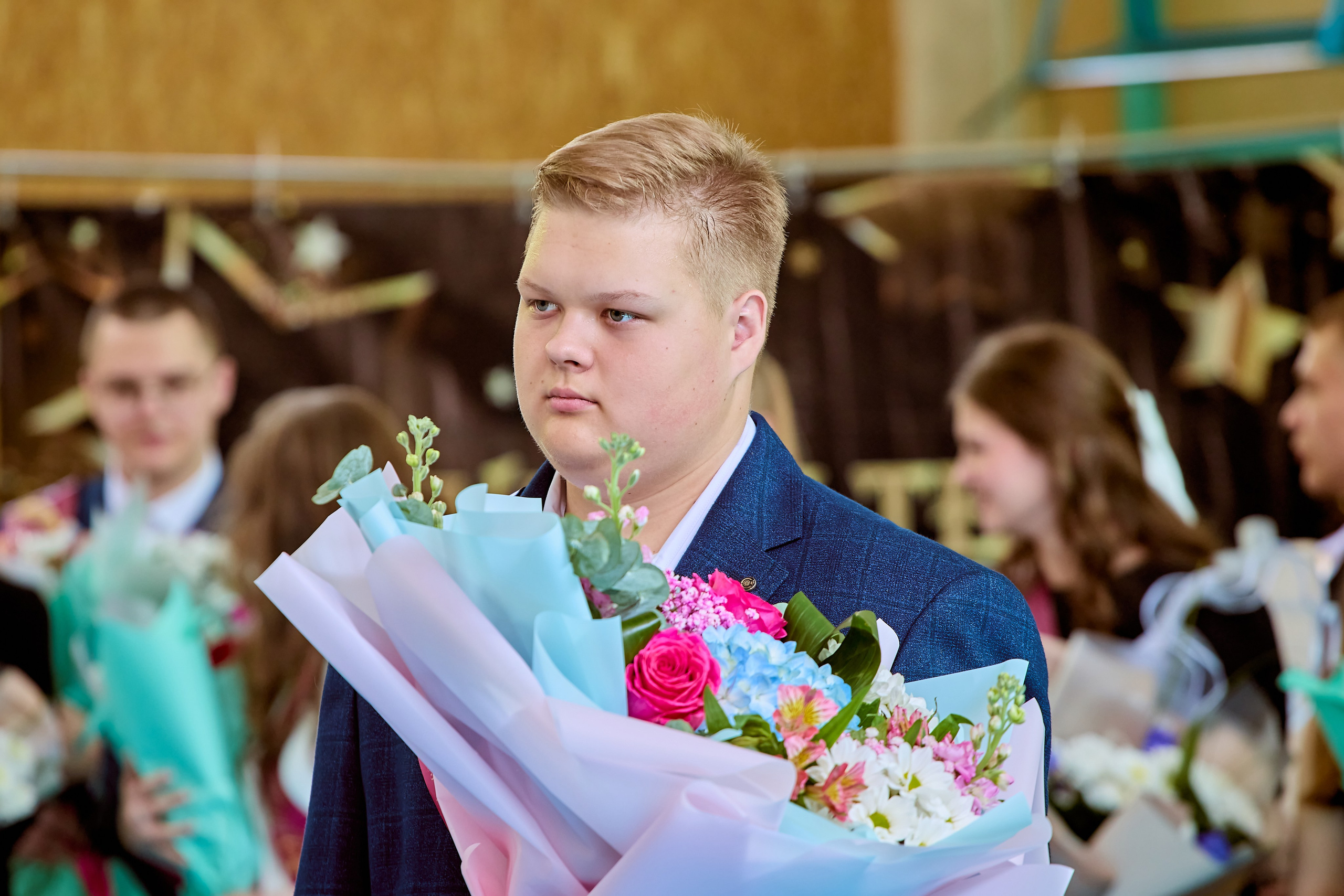 Светлая радость выпускников в день  Последнего  звонка, кадр Николая Голованова, г. Дзержинск.