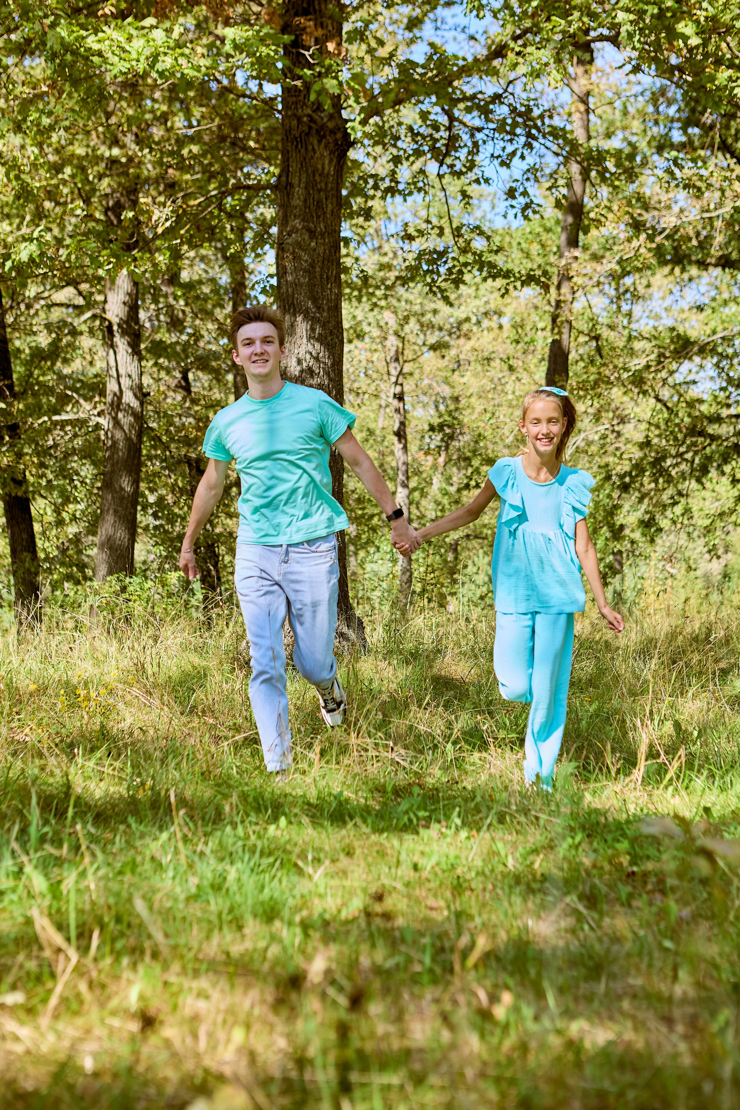 Радость на прогулке фото брата и сестры