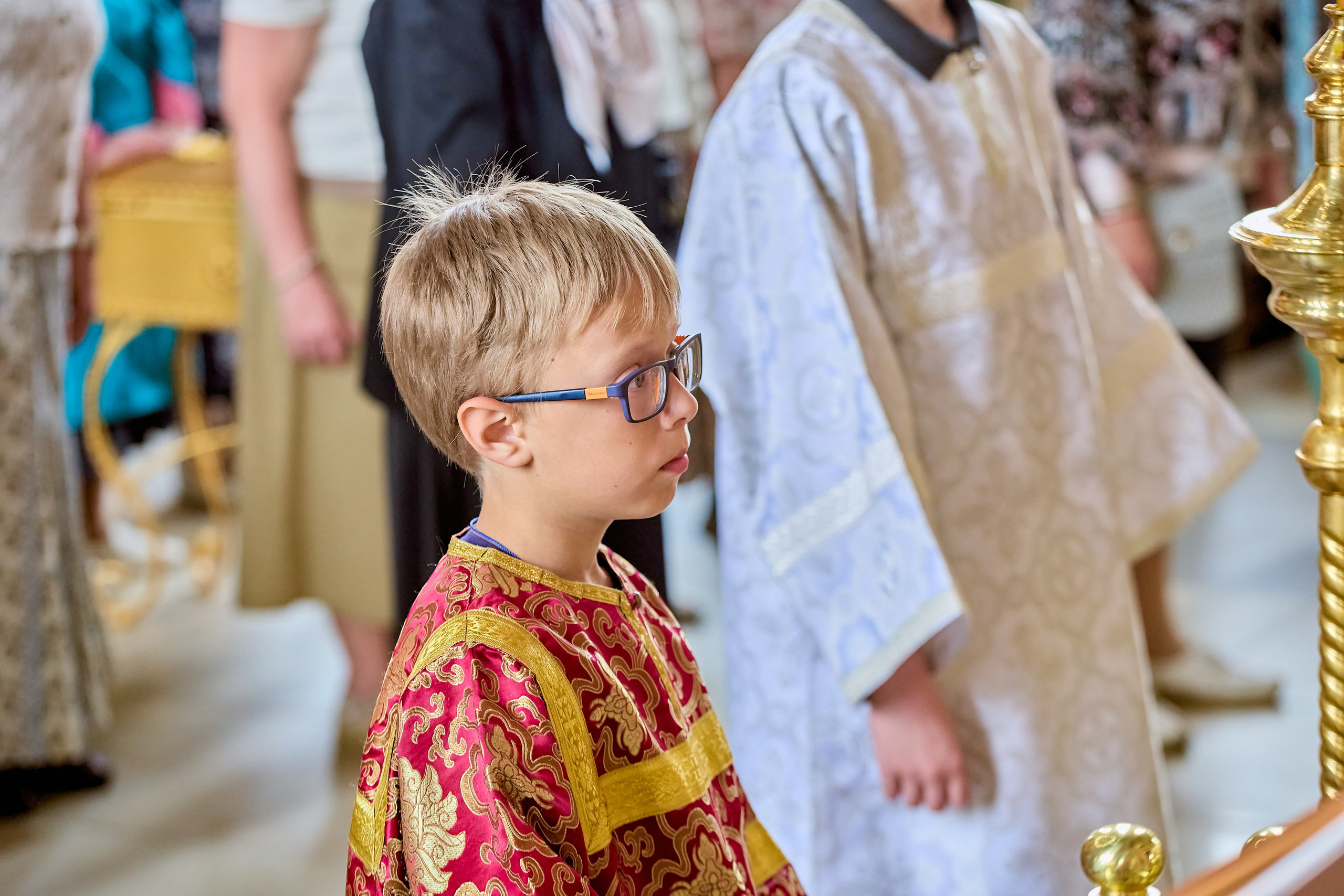 Дети, окутанные светом и молитвой во время Божественной литургии, запечатлённые Николаем Головановым, г. Дзержинск.