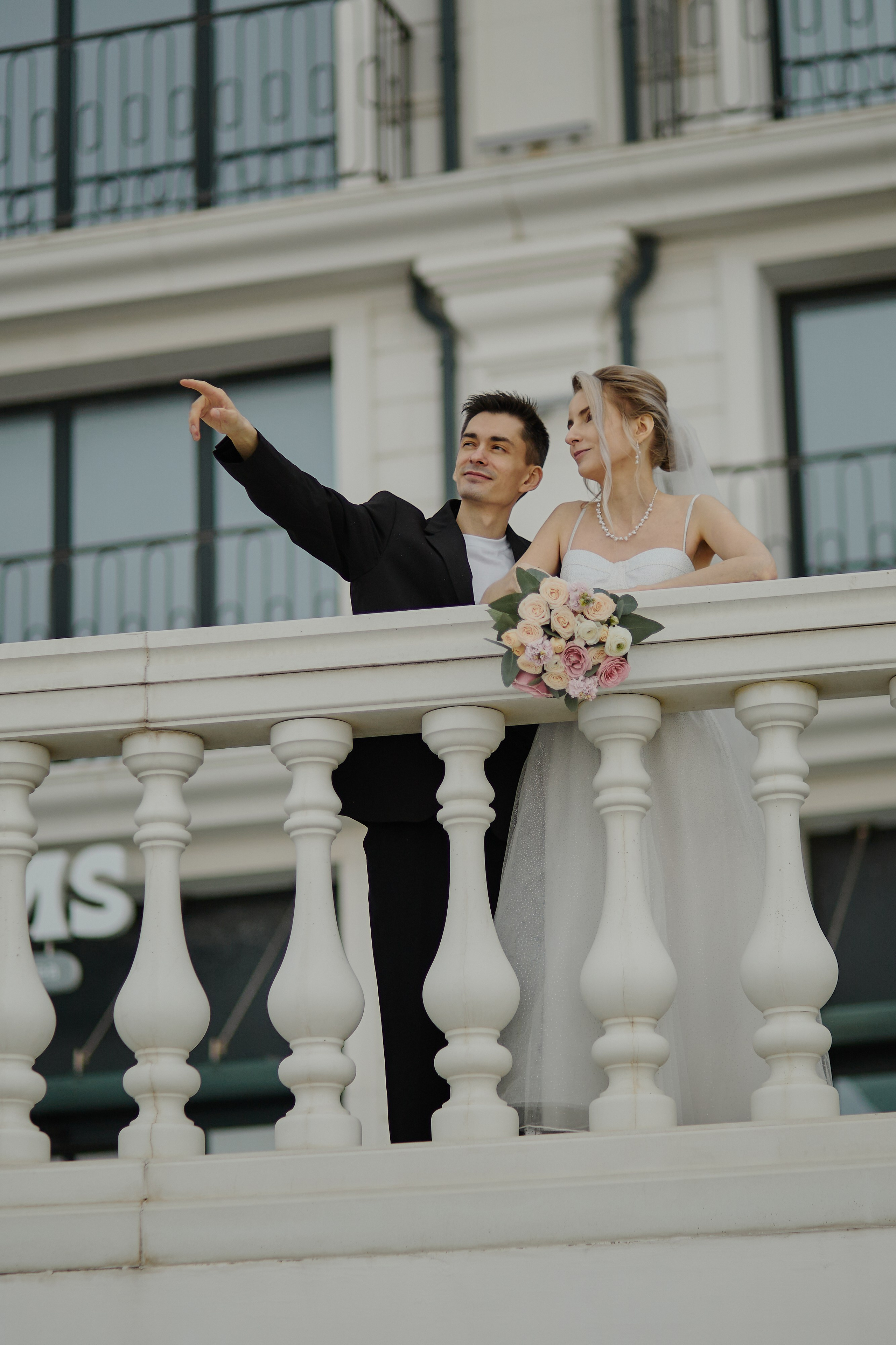 Свадебная фотосессия на белой набережной города Анапа