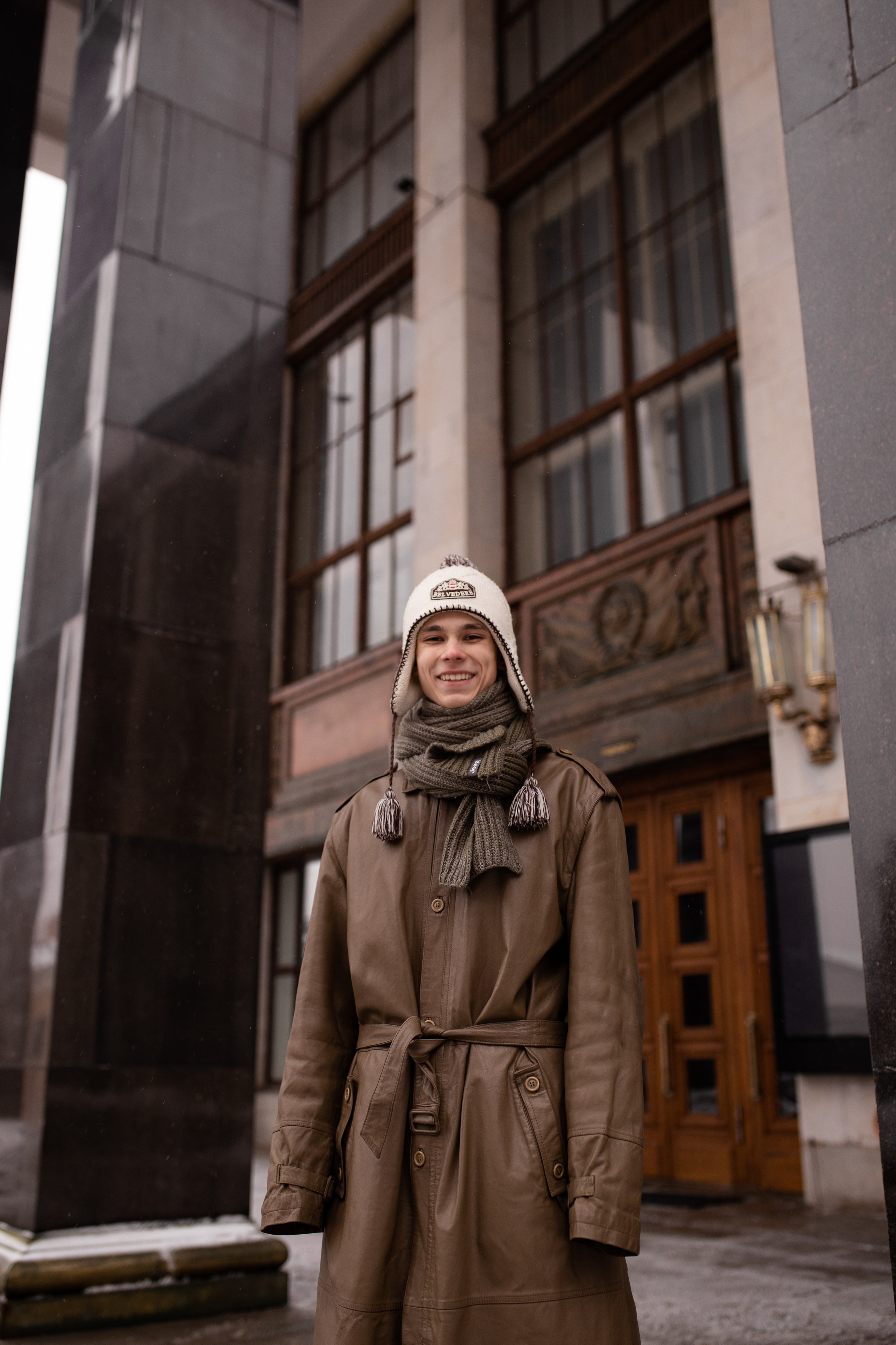 Актёр Саша Алексеев зимой на улице