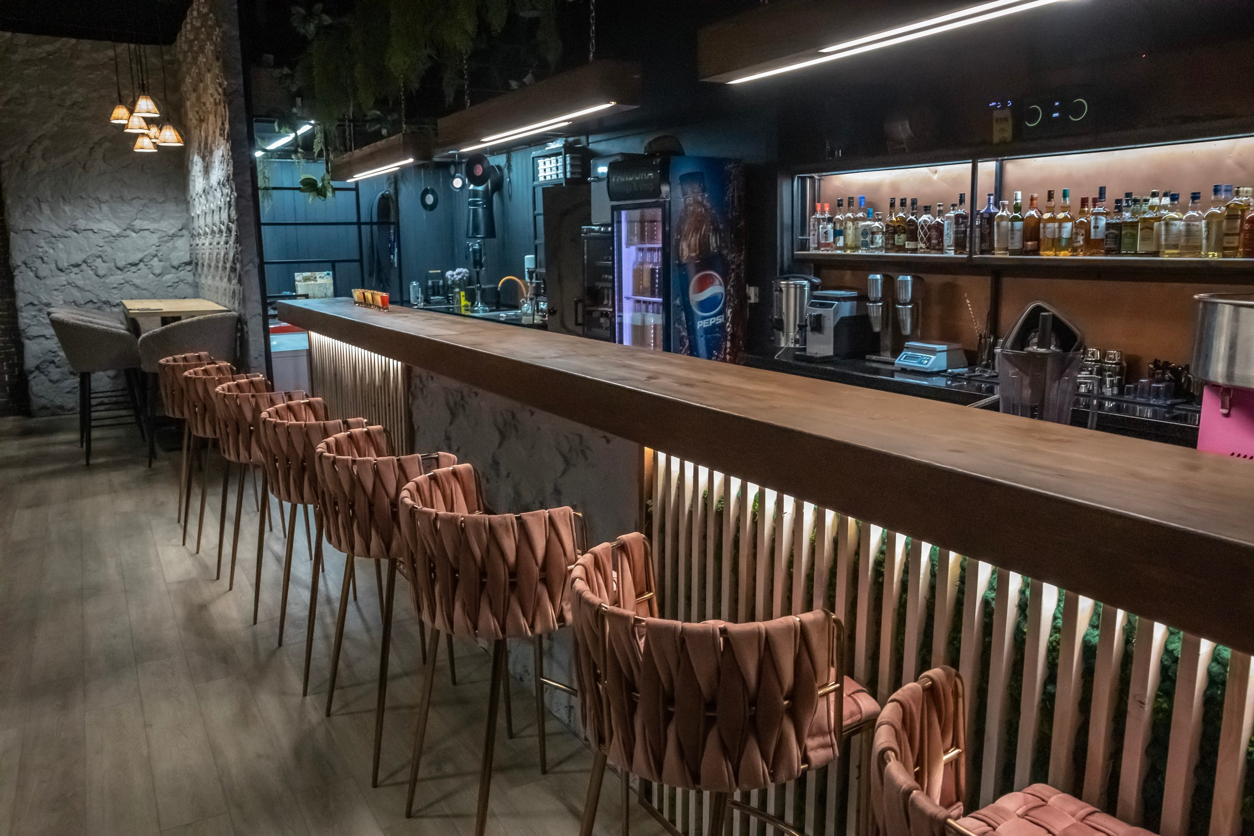 Интерьер. Нижний зал. ШОТНАЯ бар вдохновения в Магадане