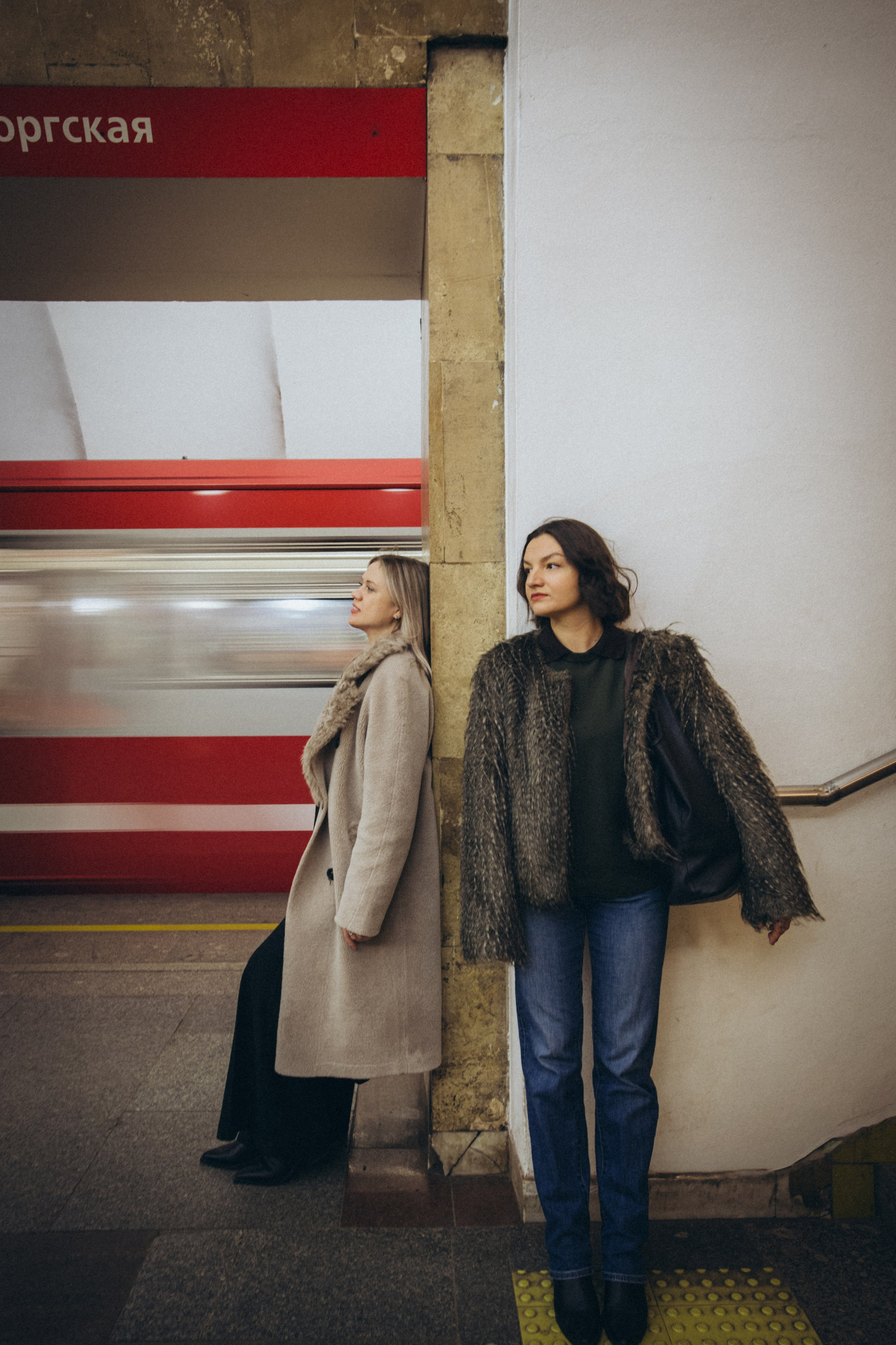 Катя и Кристина в метро. Klerout Photographer