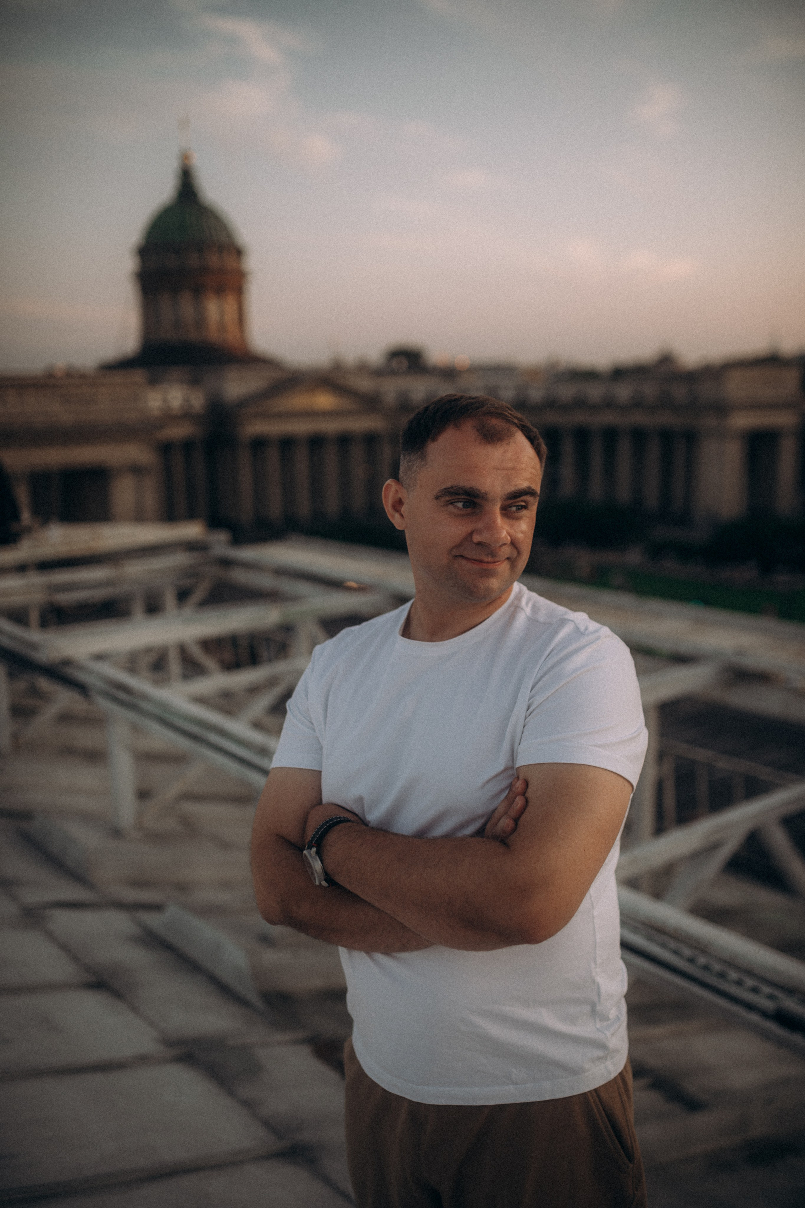 Мы сидим на питерской, теплой крыше. Фотограф в Санкт Петербурге Лара Великова