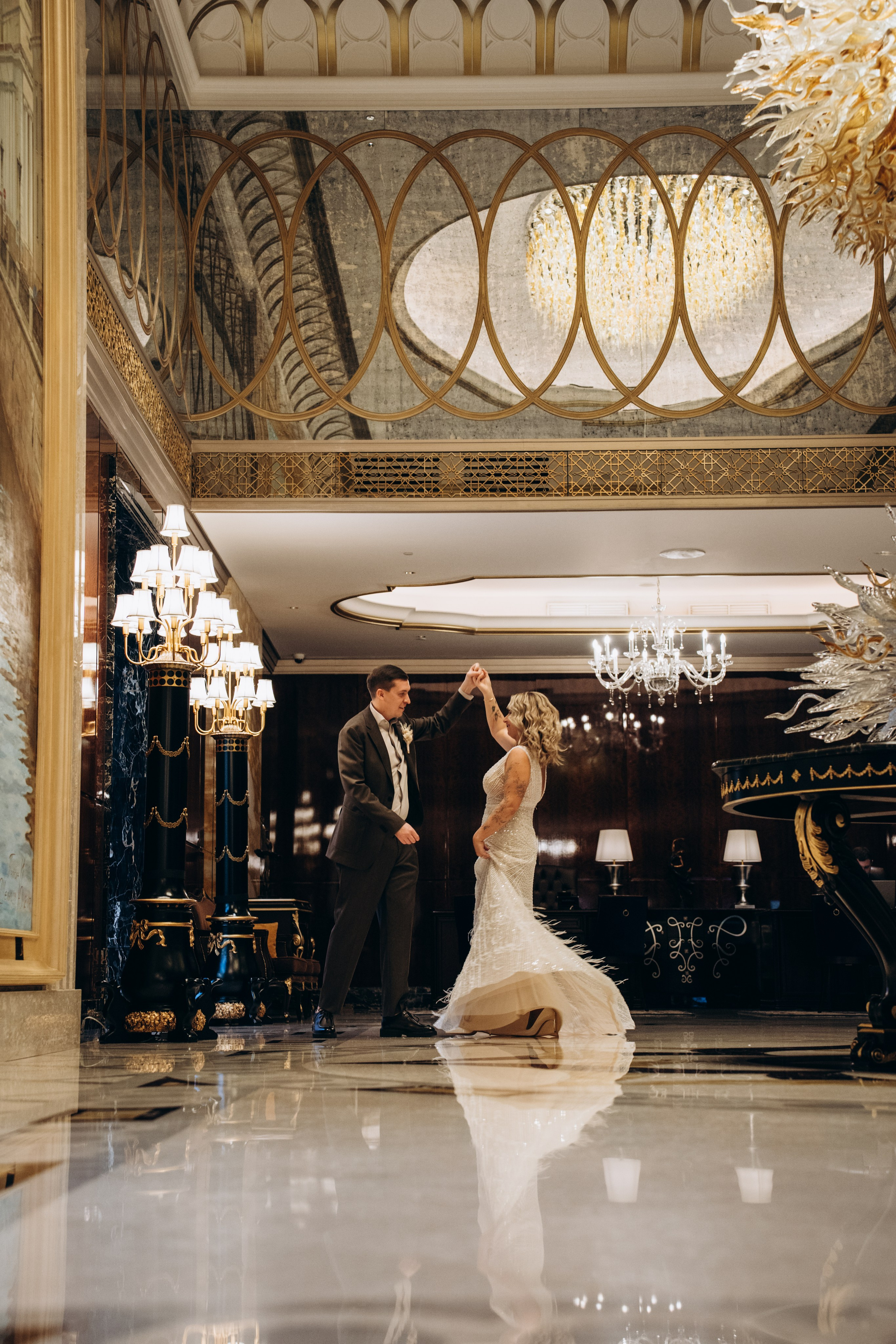 Молодожены держатся за руки на фоне городских улиц — стильные и современные свадебные фотографии в Москве.