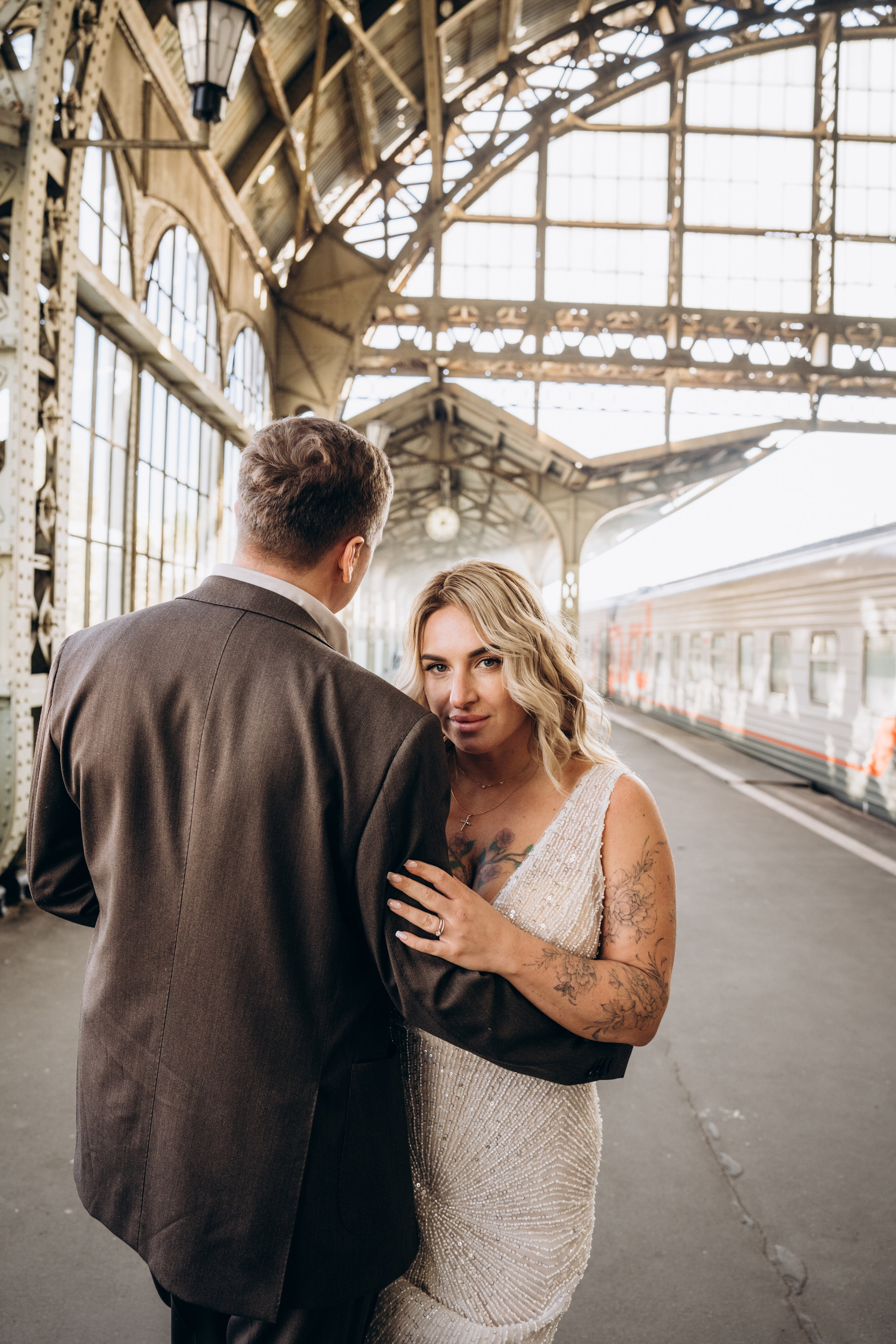 Невеста идет по аллее парка — профессиональная съемка свадебных портретов на открытом воздухе в Москве.