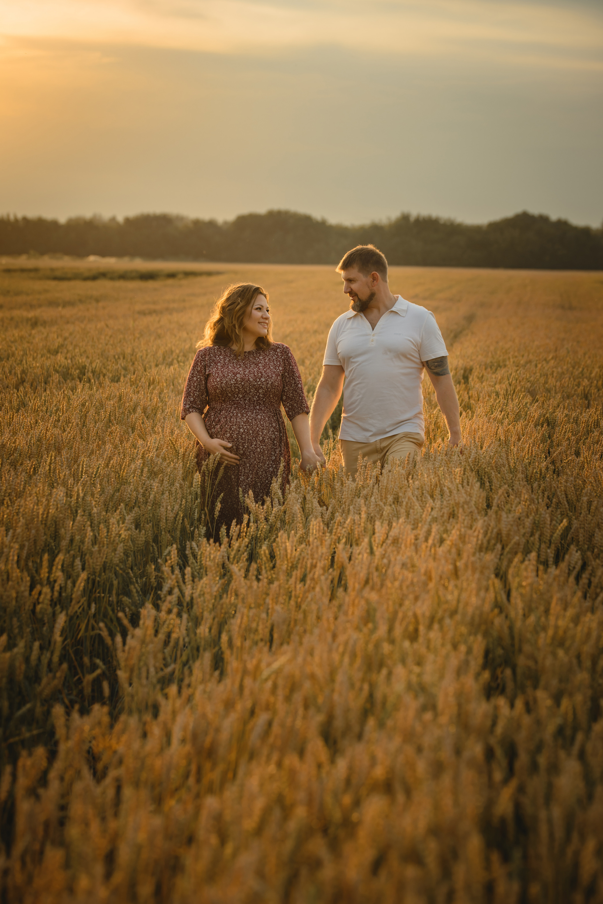 Фотосессия беременяшки в поле