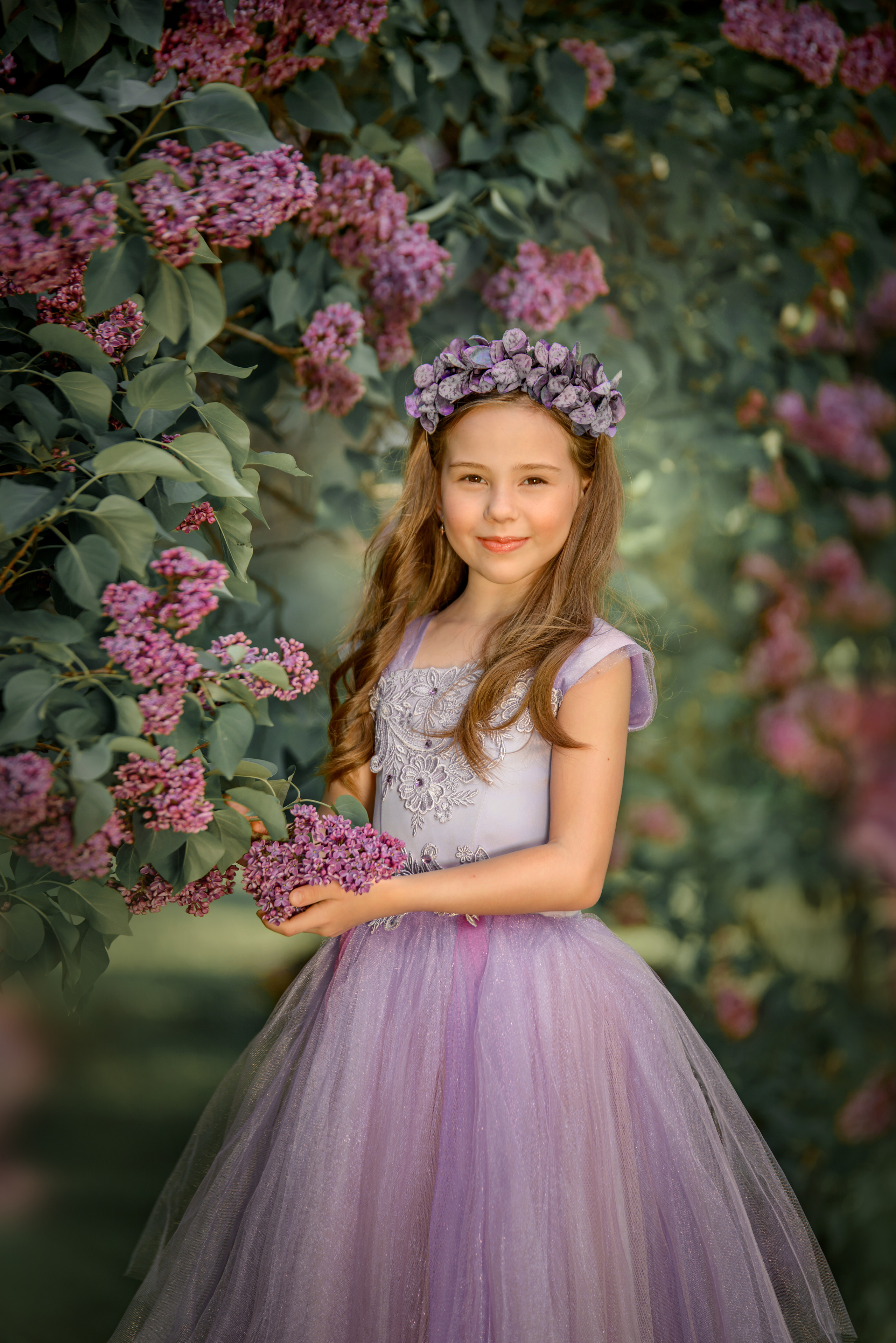 фотосессия в Сиреневом саду девочка в красивом платье