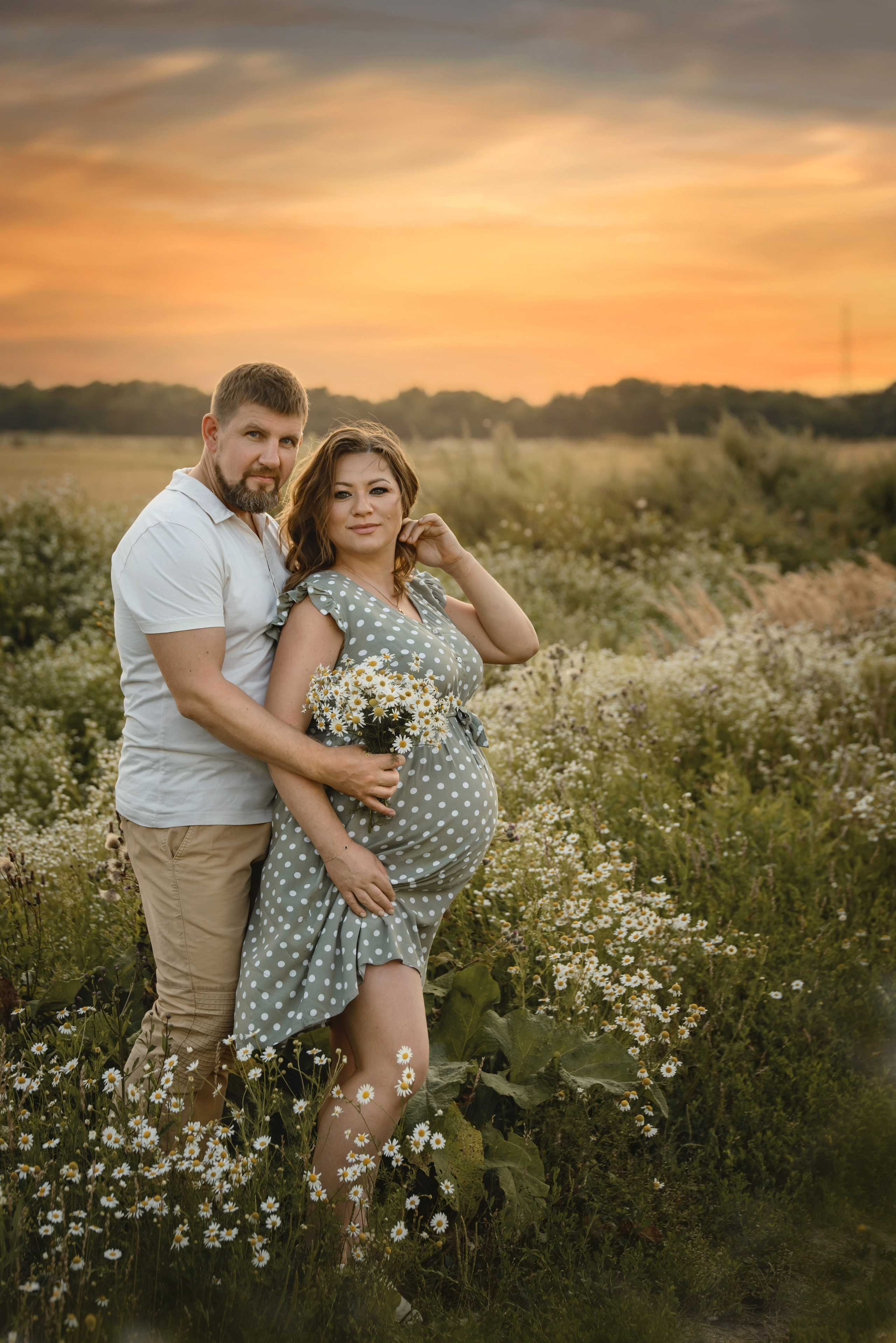 Беременная фотосъемка в поле ромашек