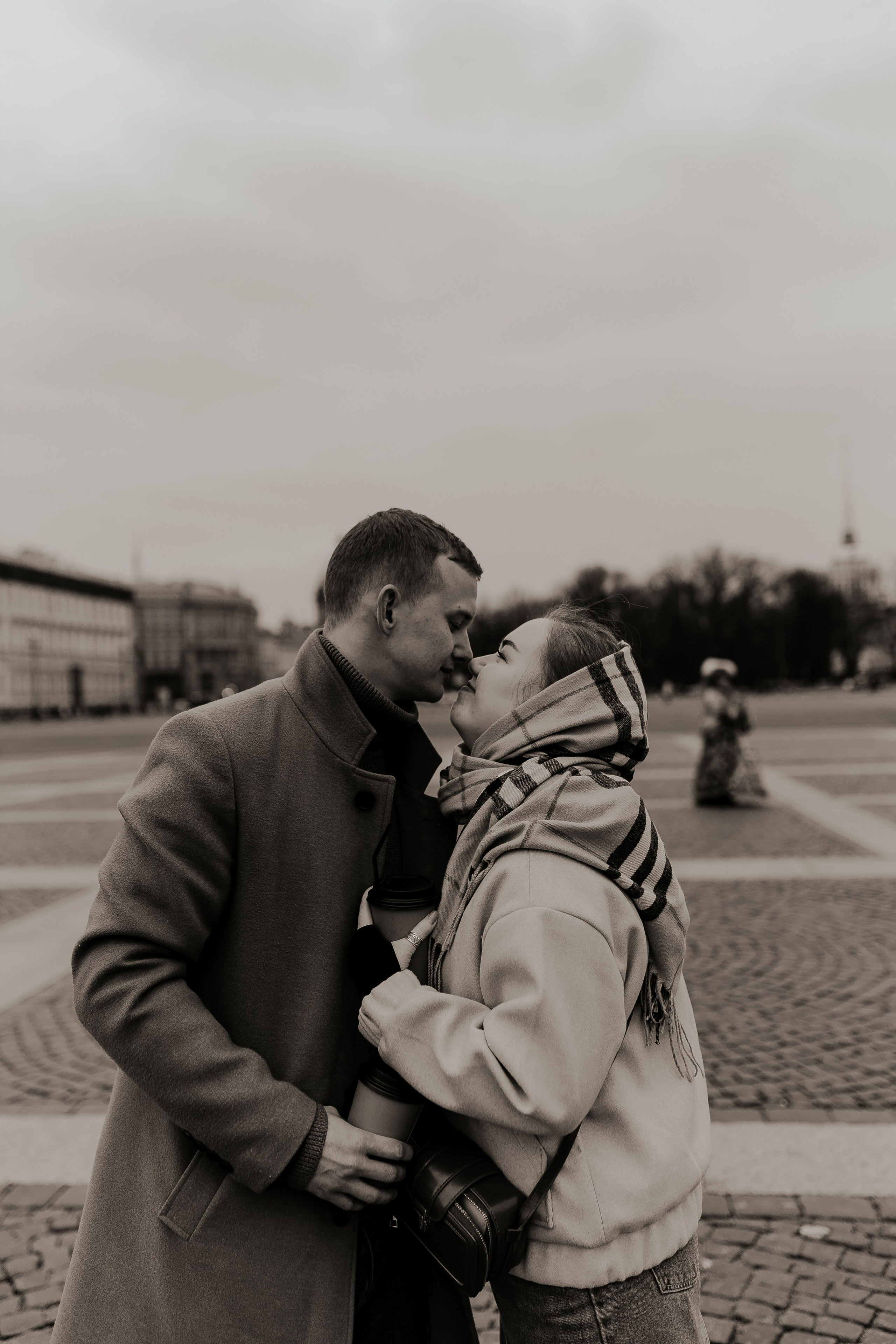 Пара гуляет по Петербургу. Фотограф в Санкт-Петербурге Лиза Семченкова