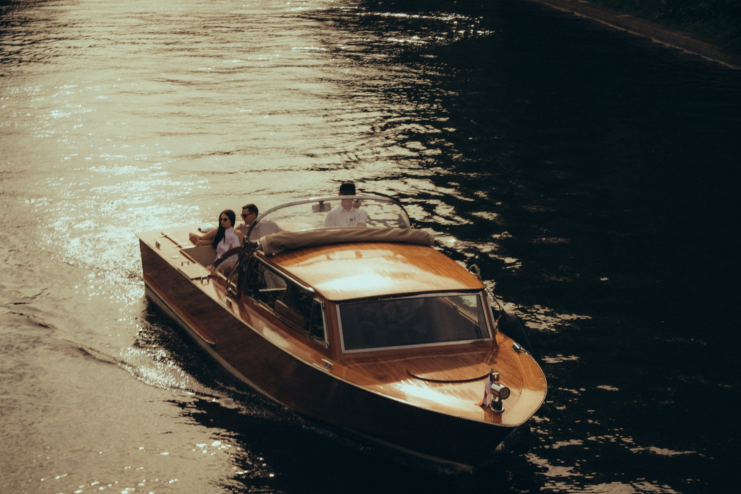 СВАДЕНБНАЯ СЬЕМКА НА КАТЕРЕ ПО КАНАЛАМ САНКТ-ПЕТЕРБУРГА И В АКВАТОРИИ НЕВЫ. Профессиональный фотограф, Санкт-Петербург — Виктория Богомолова