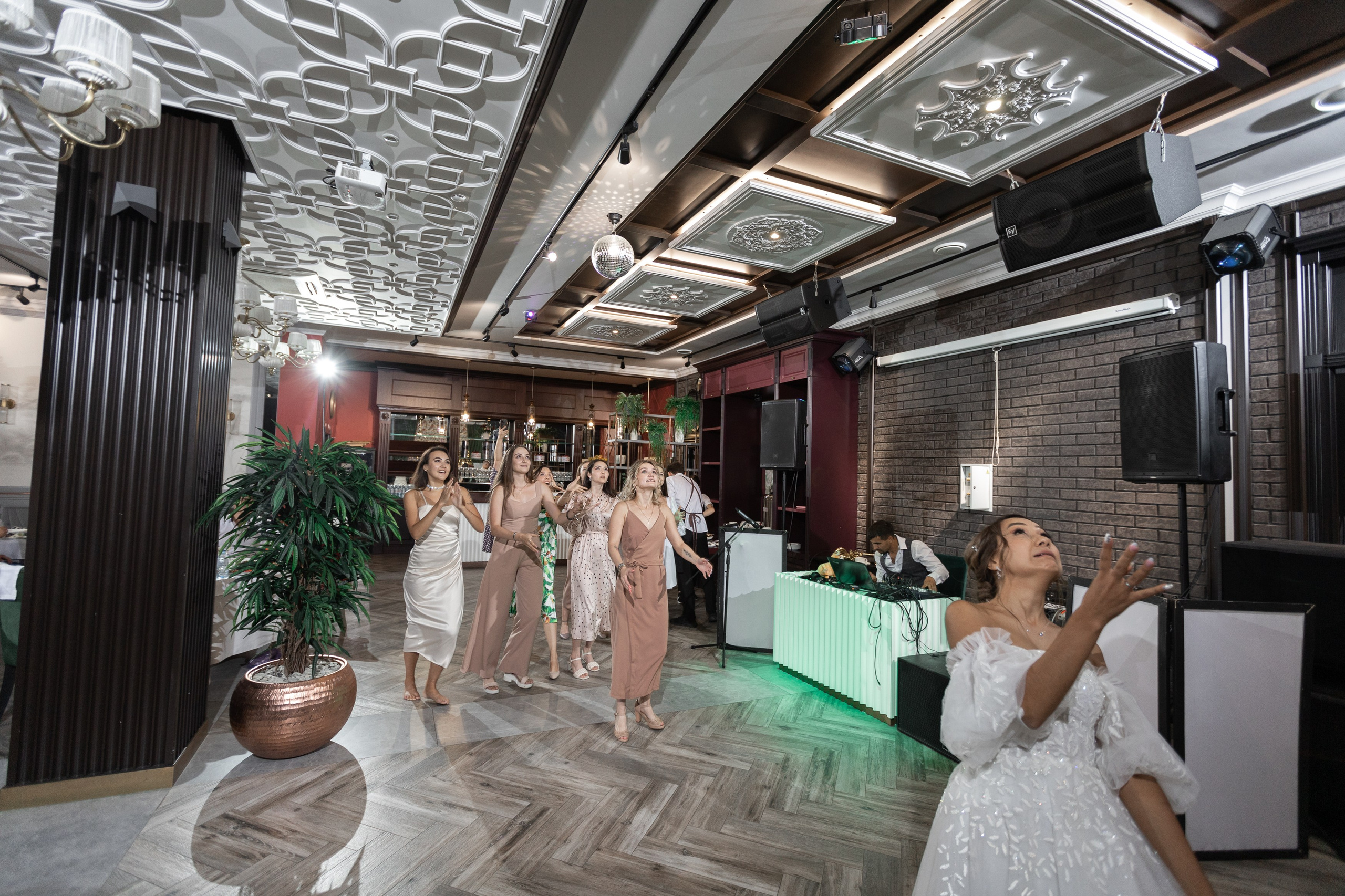 Свадебный фотограф Уфа — Руслан ГабдлисламовЖивые эмоции, красивые кадры, воспоминания на всю жизнь.Работаю по всей Республике Башкортоста. Свадебный фотограф Уфа Руслан Габдлисламов