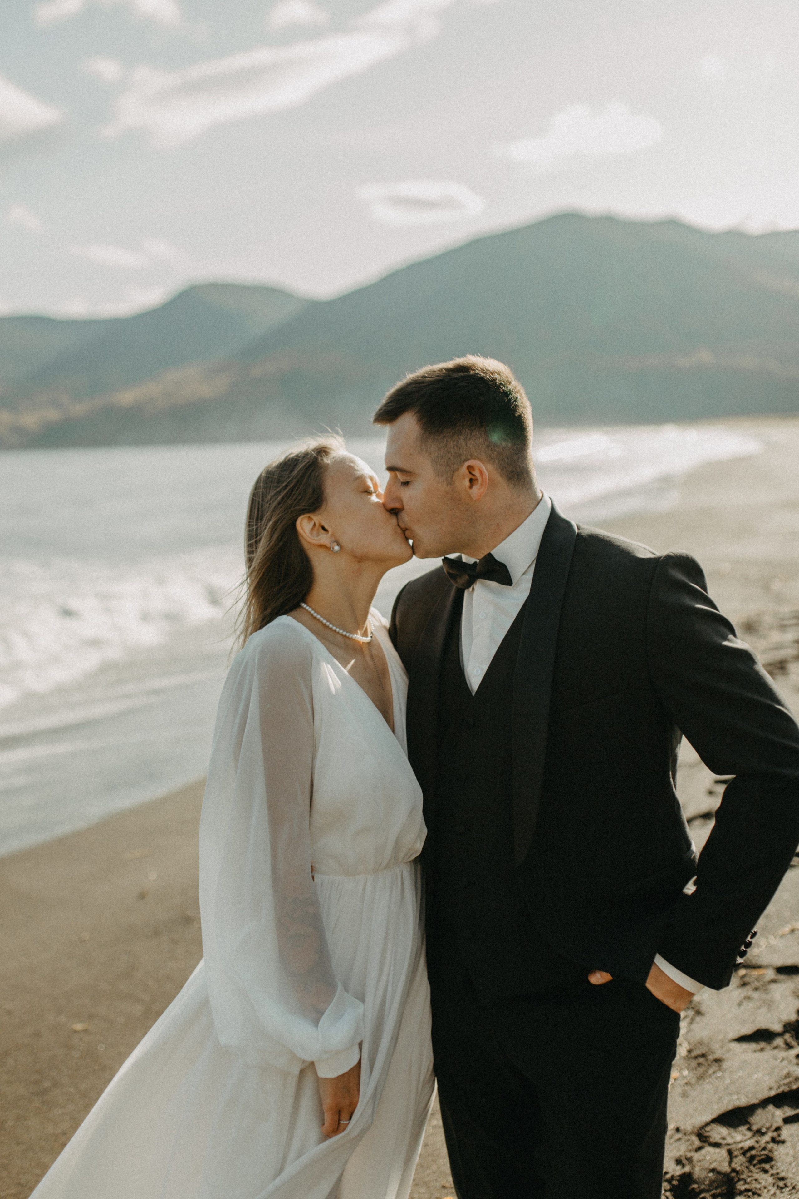 Вертолетный полет Бухта Жировая. Свадебное фото и видео на Камчатке. Туристические маршруты