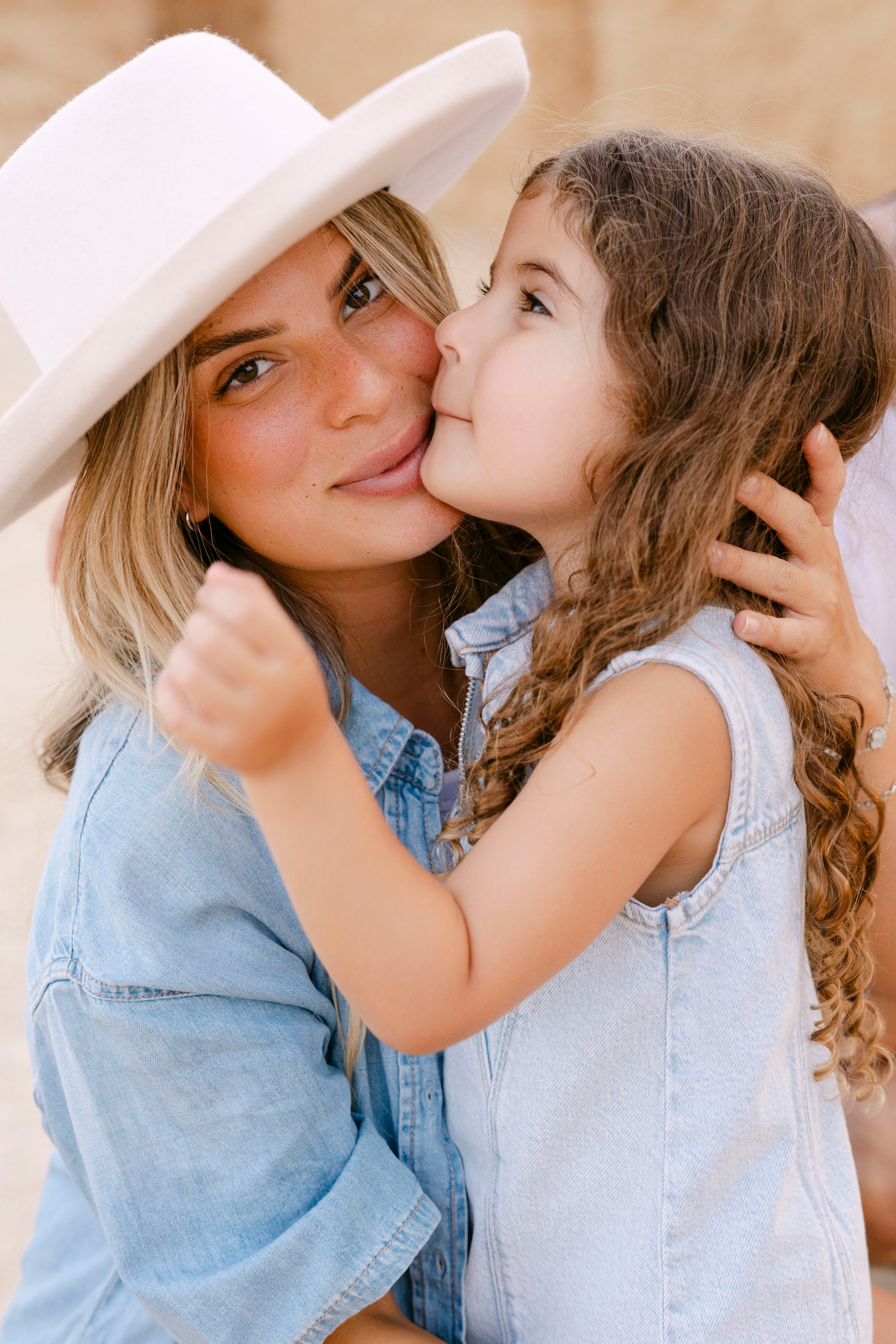 Pregnancy photoshoot at the horse farm. Главная
