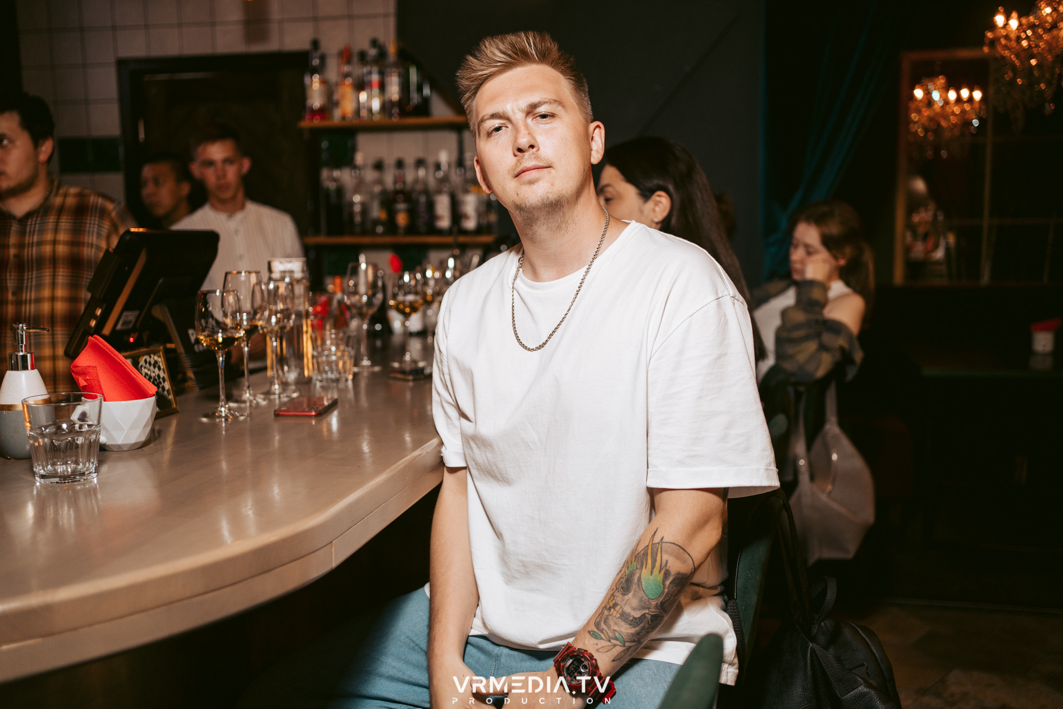 Стихи и Вино в баре «Supreme»