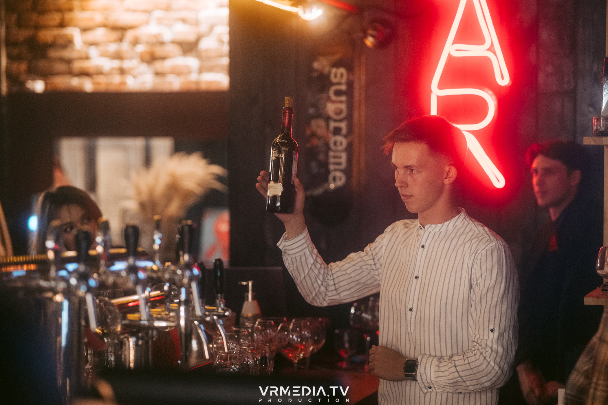 Стихи и Вино в баре «Supreme»