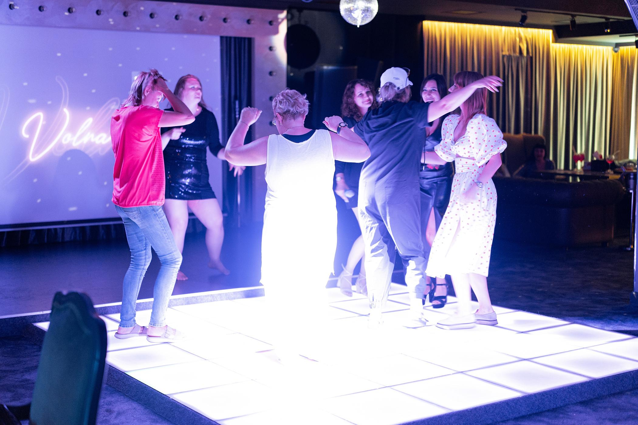 «Золотые нулевые» в караоке-баре «Volna»