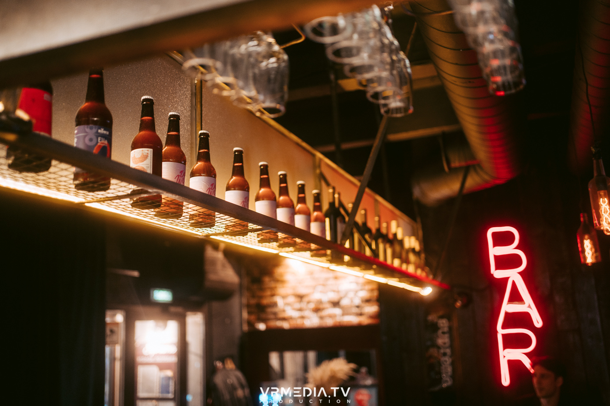 Стихи и Вино в баре «Supreme»