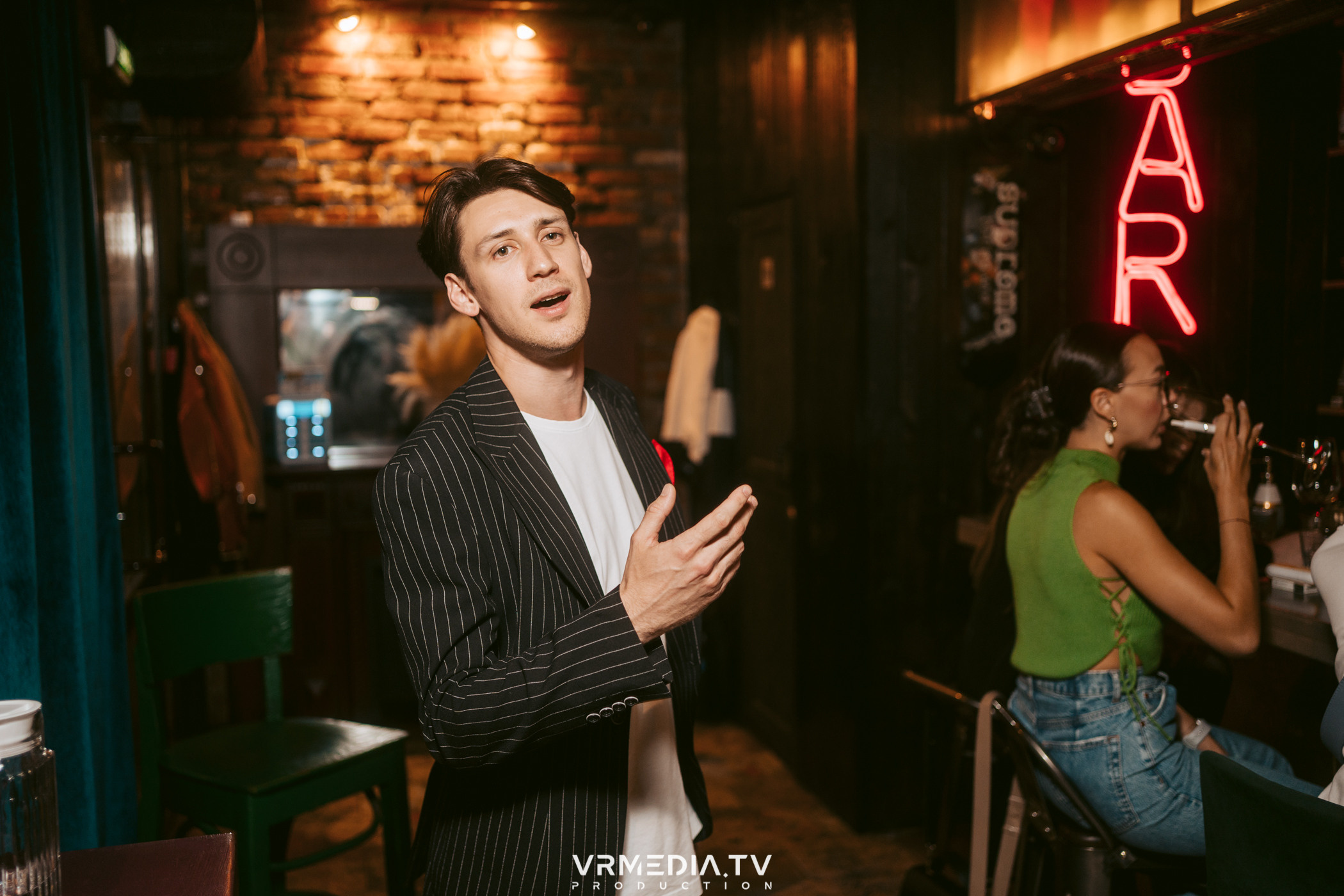 Стихи и Вино в баре «Supreme»