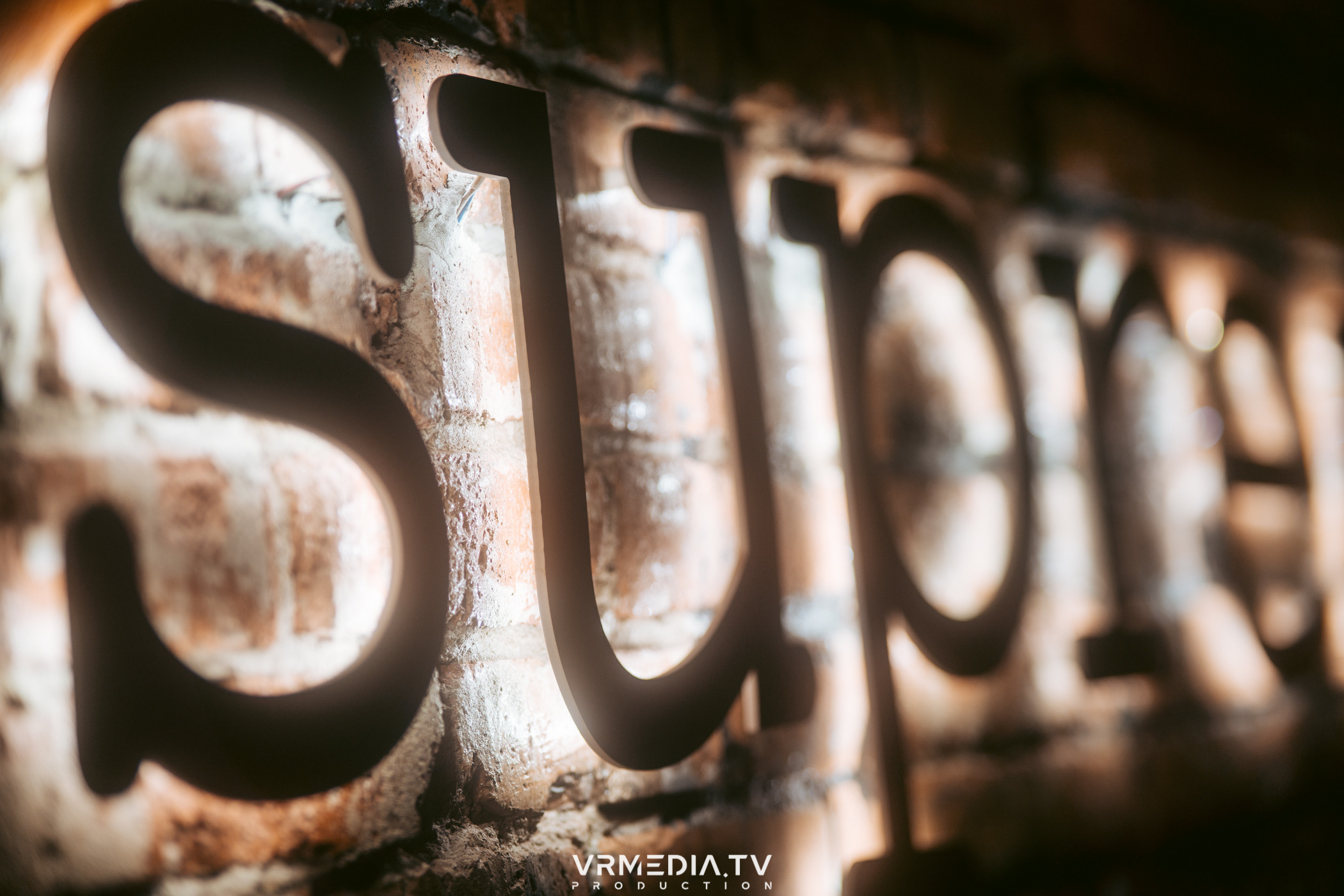 Стихи и Вино в баре «Supreme»