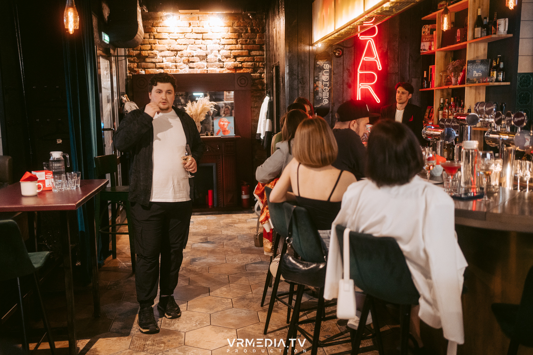 Стихи и Вино в баре «Supreme»