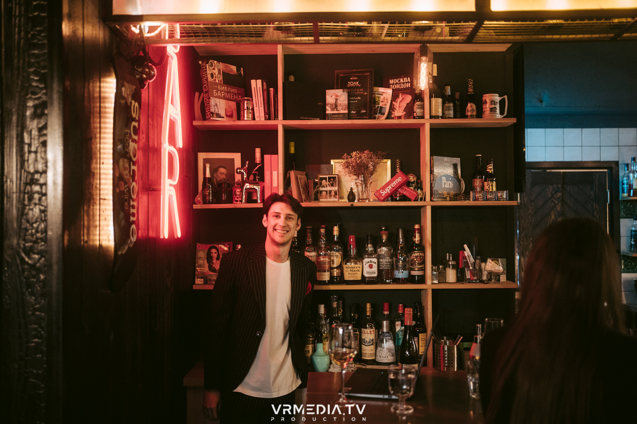 Стихи и Вино в баре «Supreme»