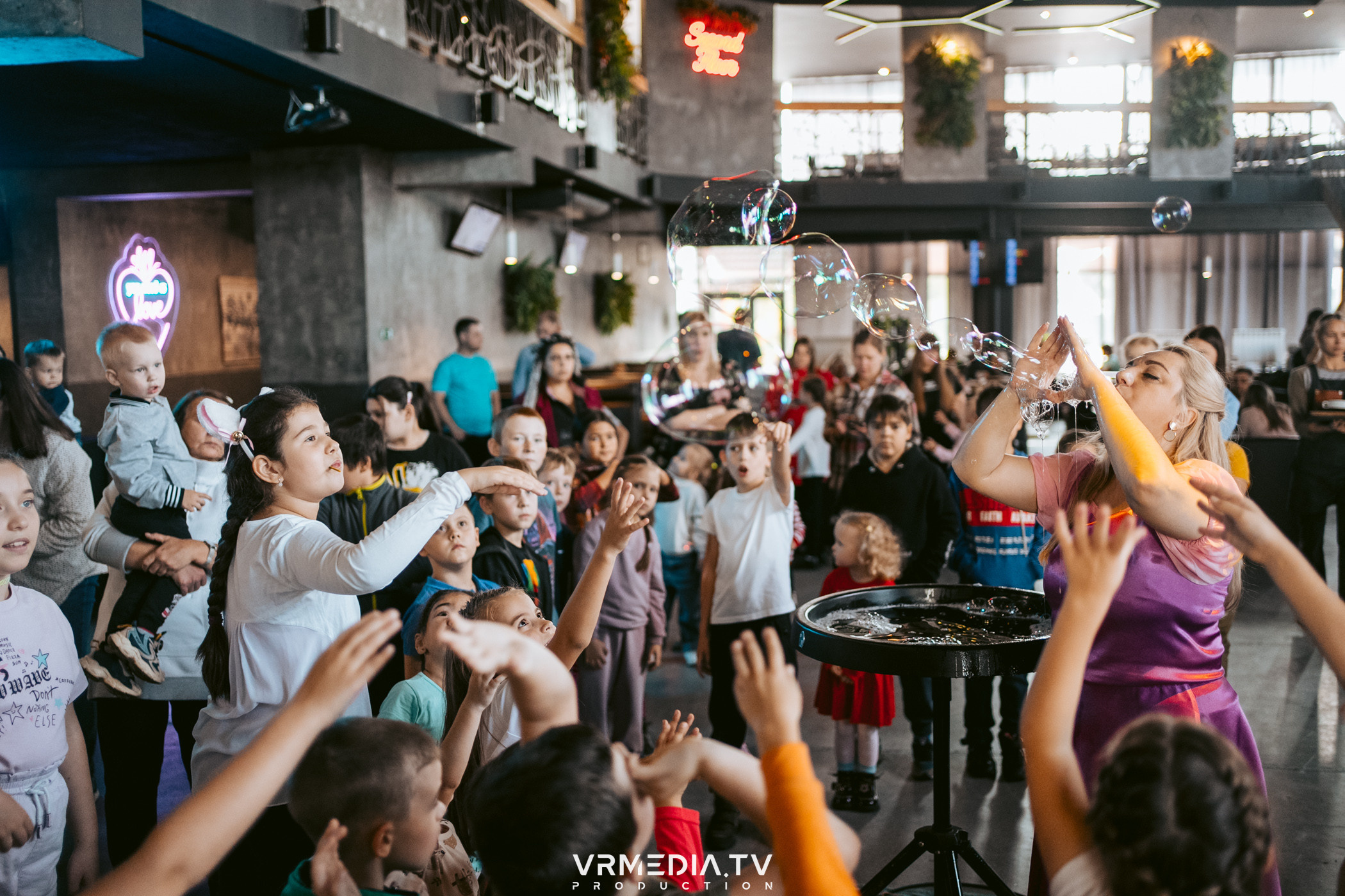 Baby time в баре «Друзья»