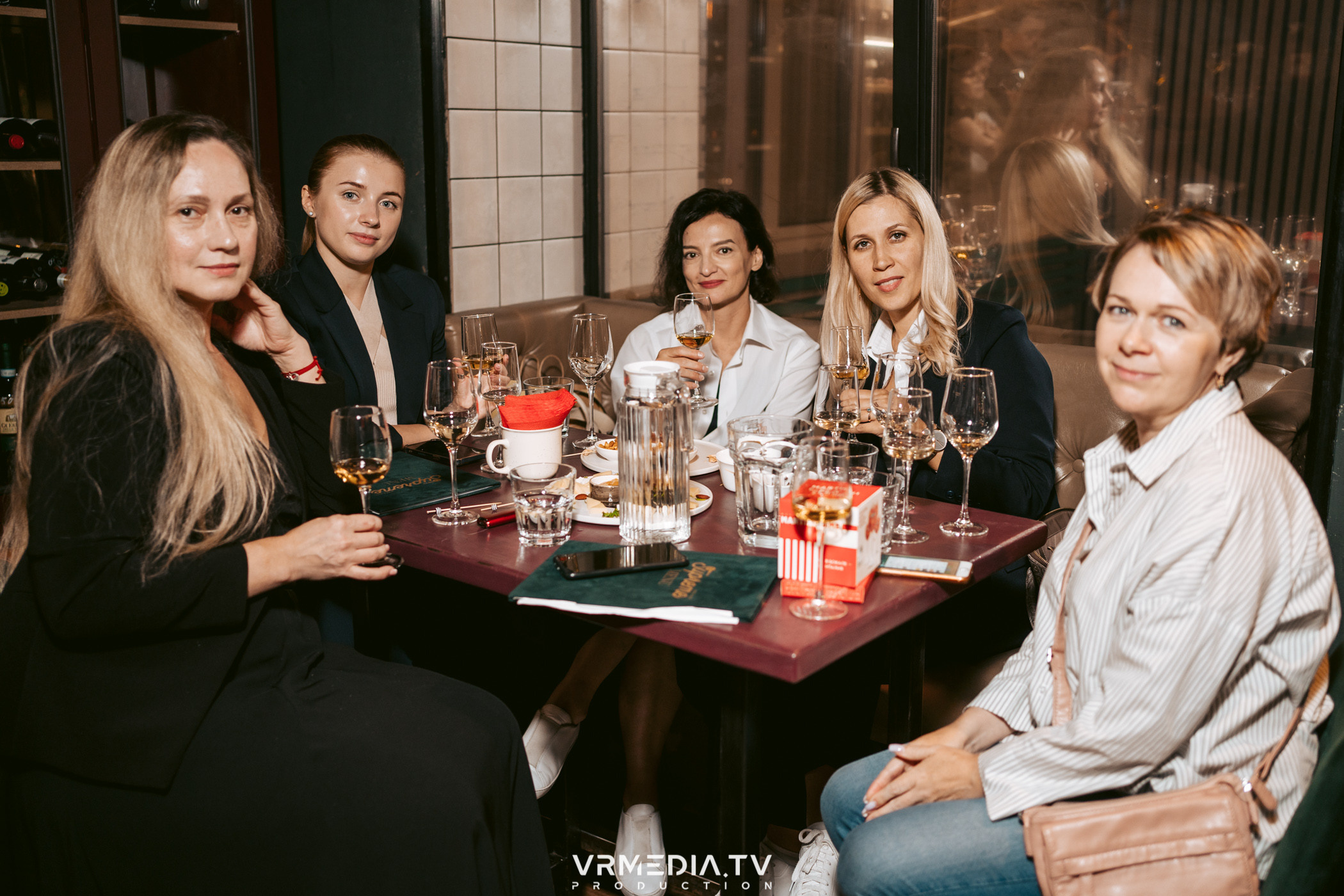 Стихи и Вино в баре «Supreme»