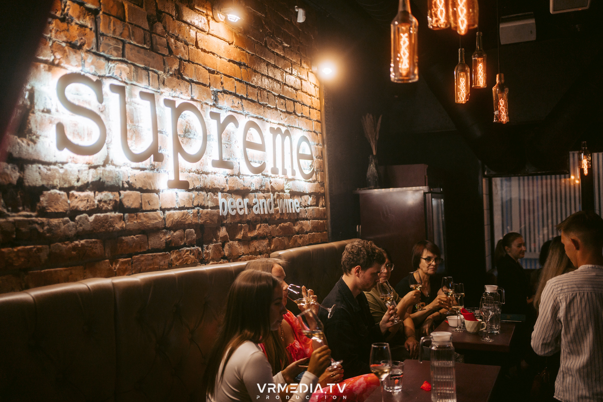 Стихи и Вино в баре «Supreme»