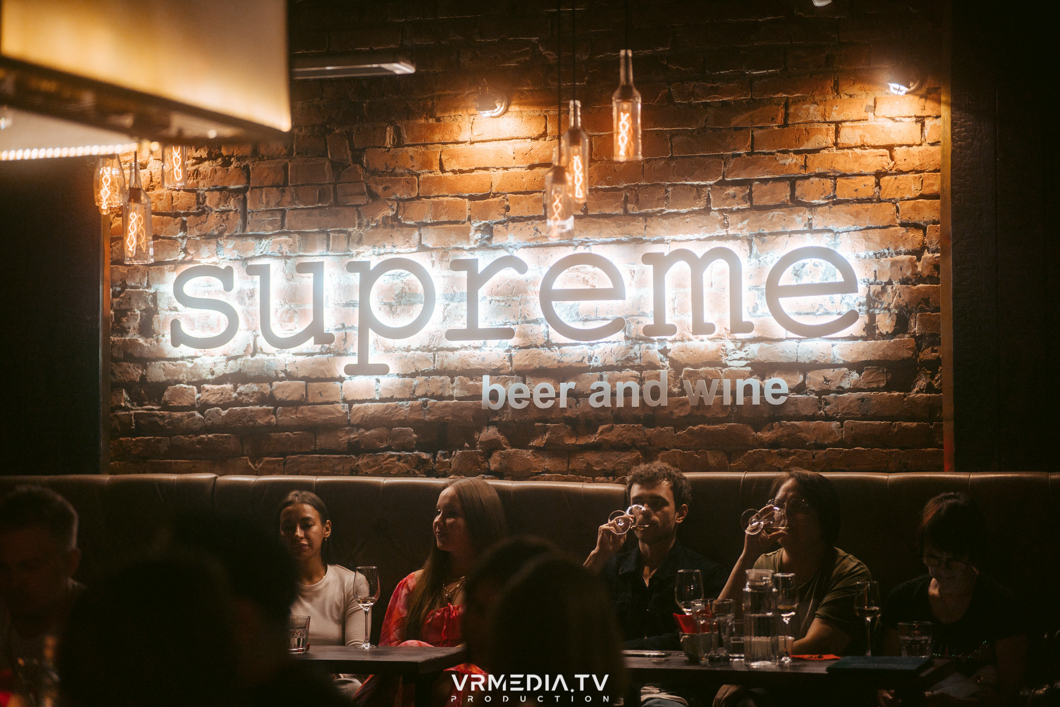 Стихи и Вино в баре «Supreme»